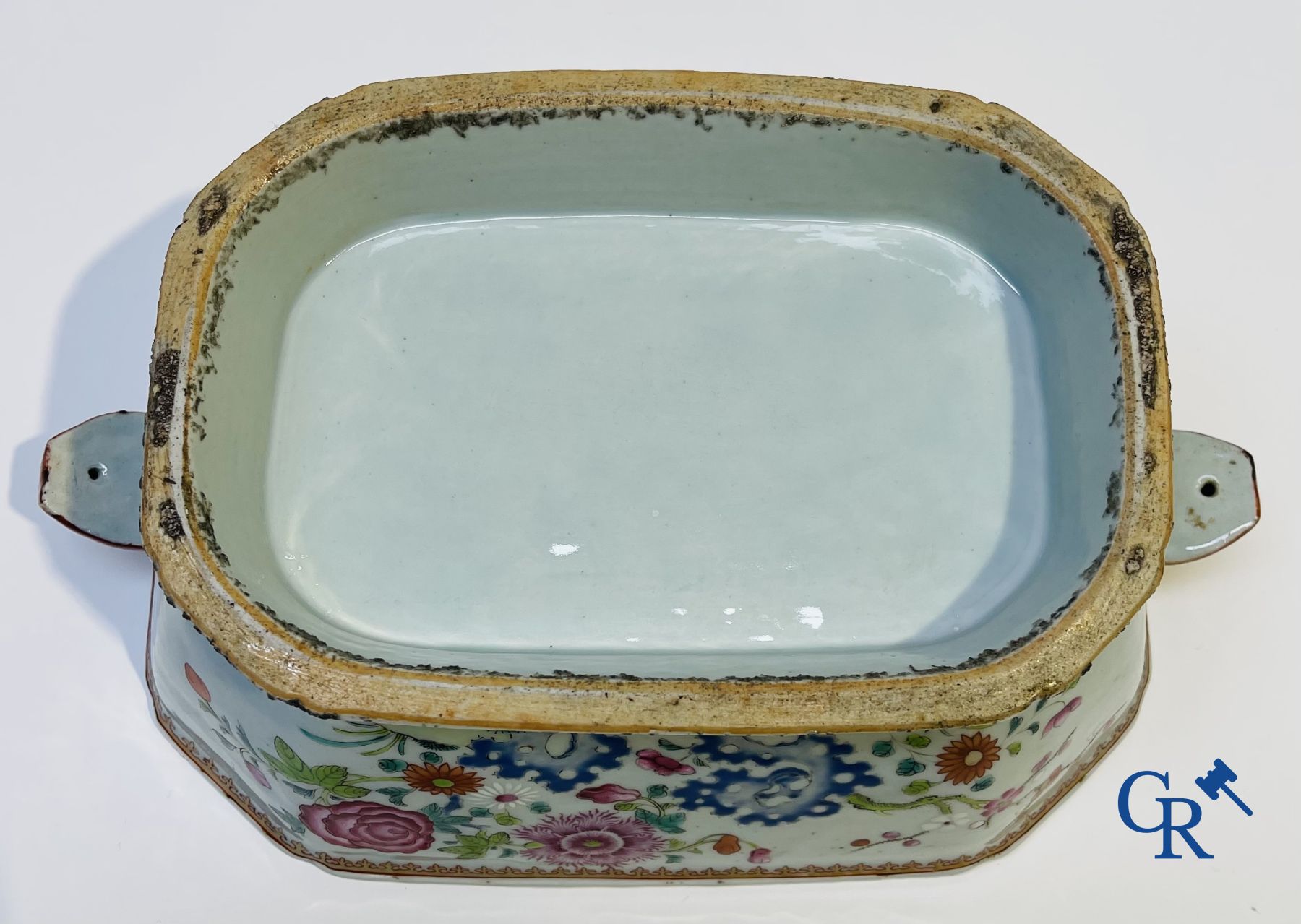 Chinees Porselein: 2 terrines en een schotel in chinees porselein.