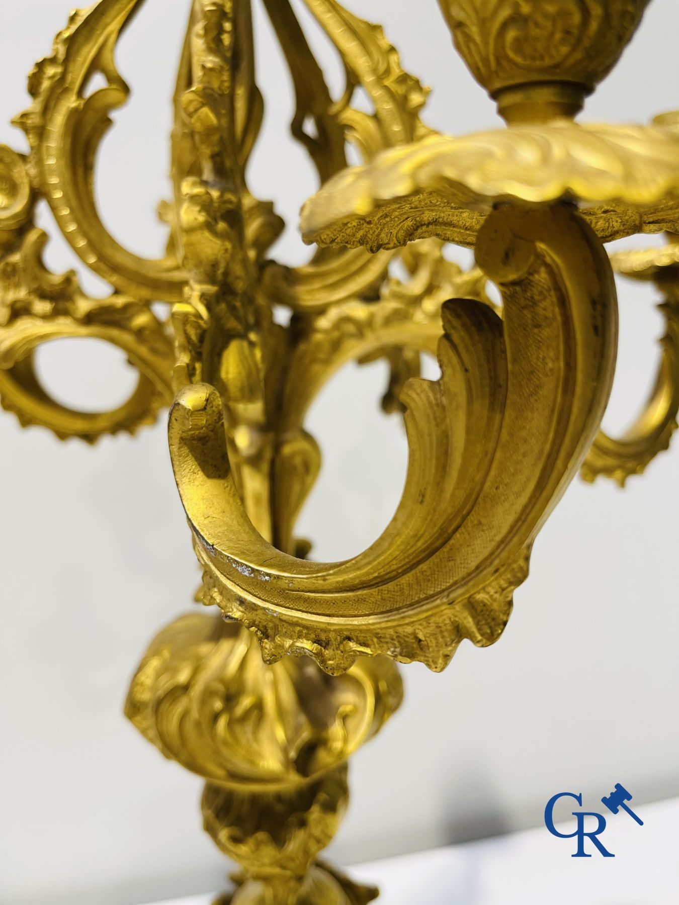 Een grote 3-delige vuurvergulde bronzen schouwgarnituur in LV-stijl. 19de eeuw.