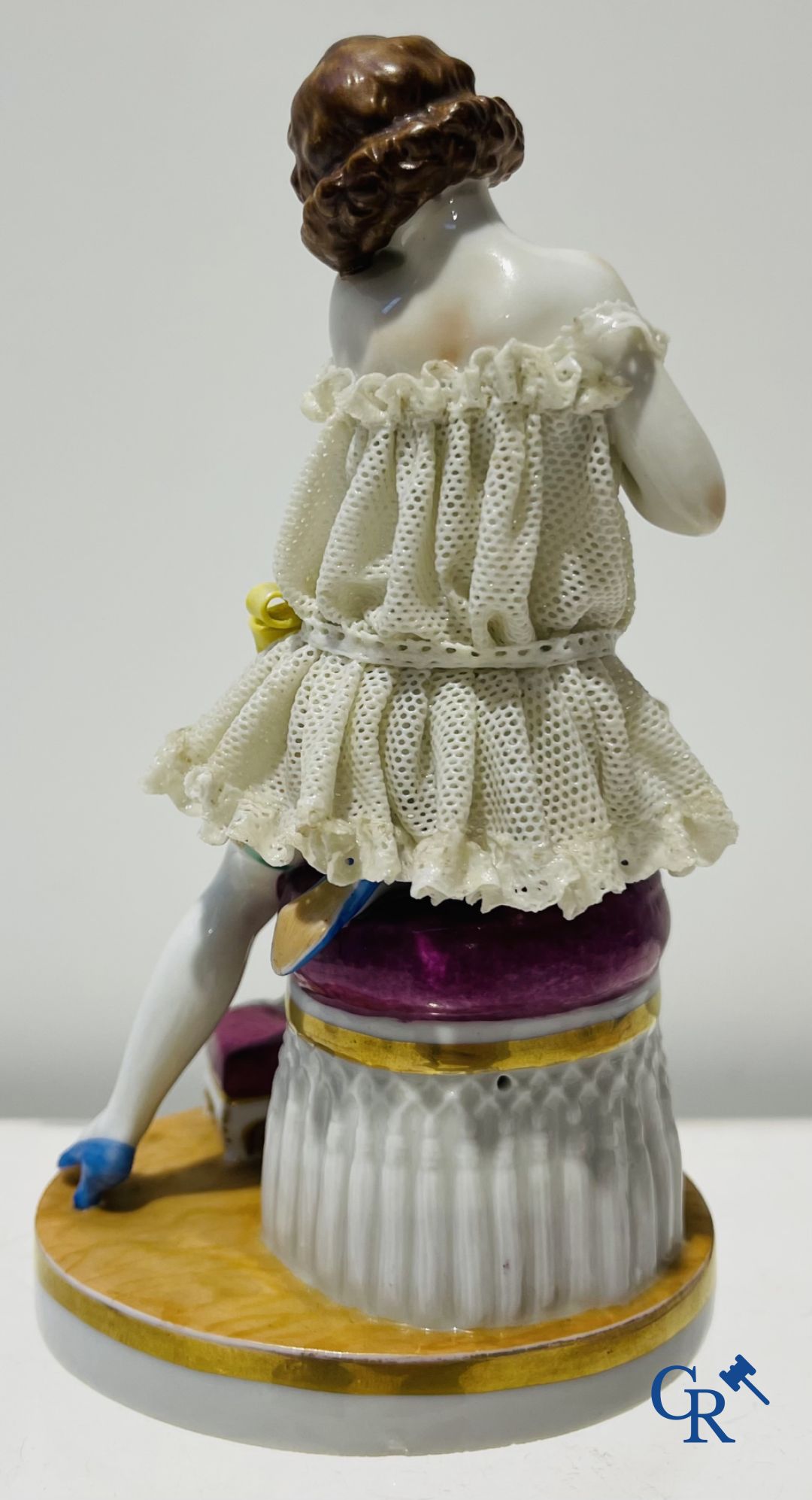 Porcelain: In the manner of Volkstedt Rudolstadt. 2 figurines in lace porcelain.