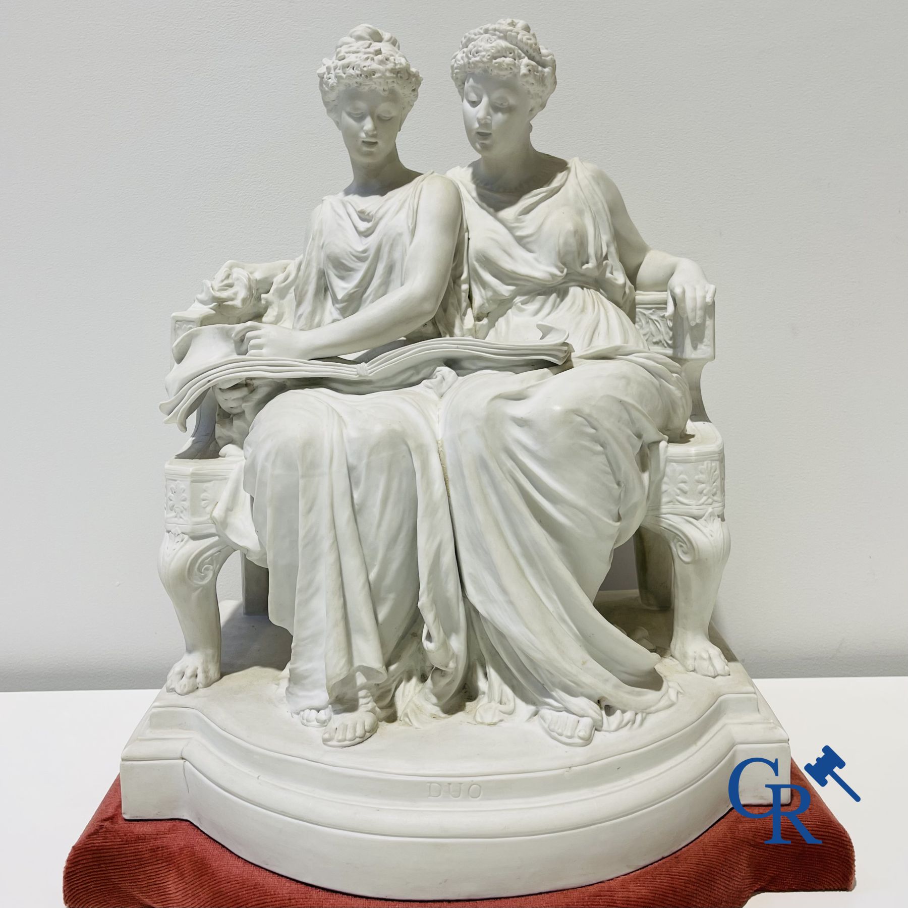 Edouard Lantéri  (1848-1917)  "Duo" Imposant beeld in witte biscuit in Neoclassicitische stijl op een bijhorende sokkel.