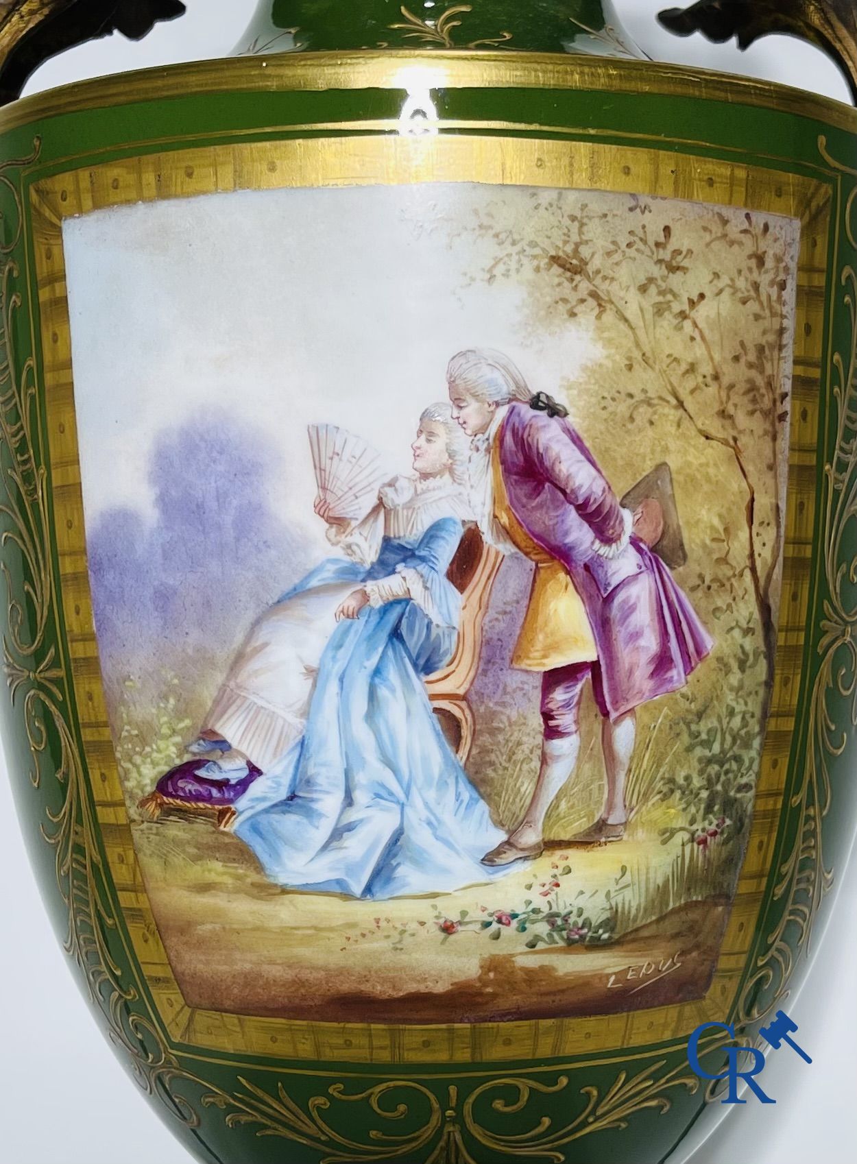 Sèvres: Paar vazen in Sevres porselein en brons. gesigneerd Leduc.