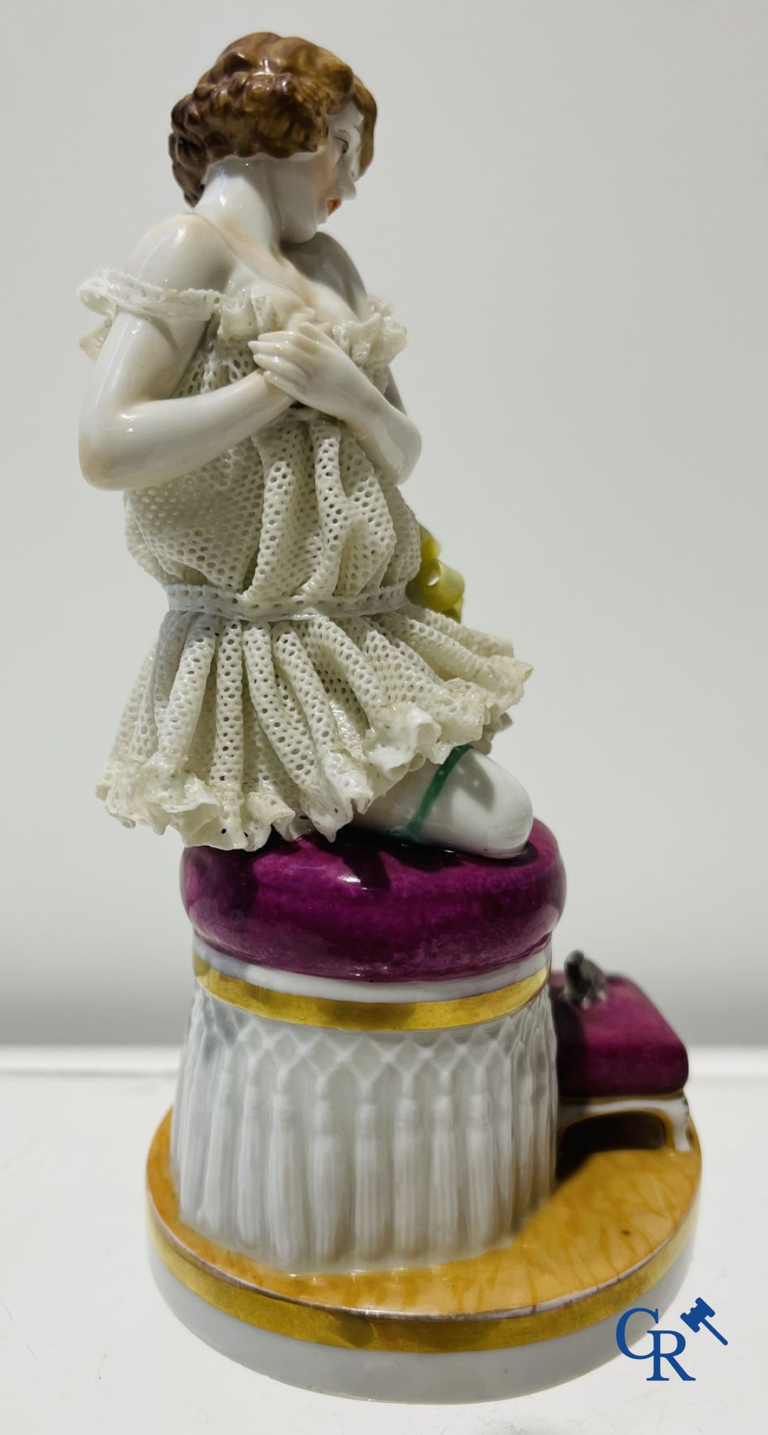 Porcelain: In the manner of Volkstedt Rudolstadt. 2 figurines in lace porcelain.