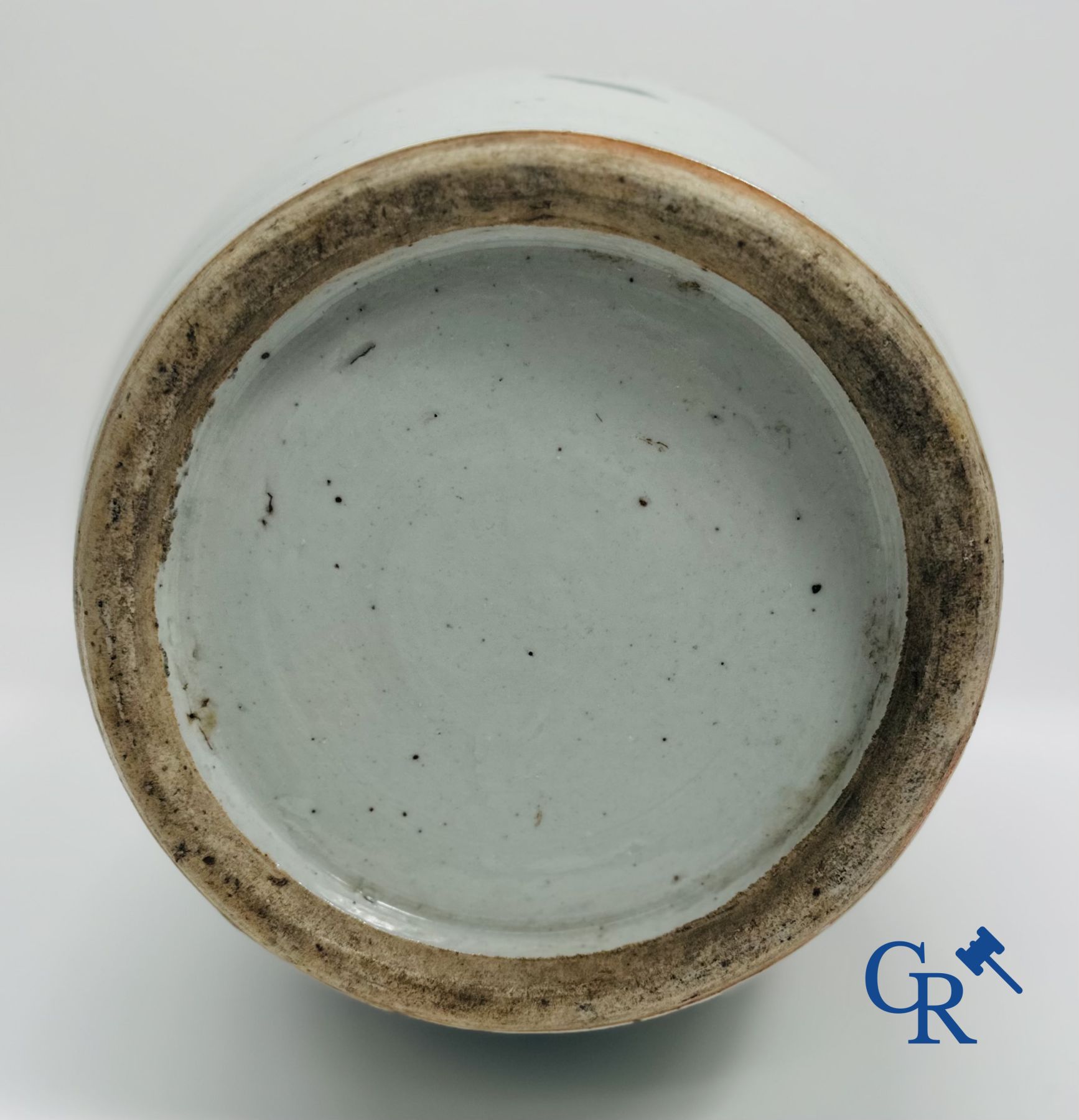 Chinees Porselein: Chinese vaas met een dubbel decor van personages en antiquiteiten.