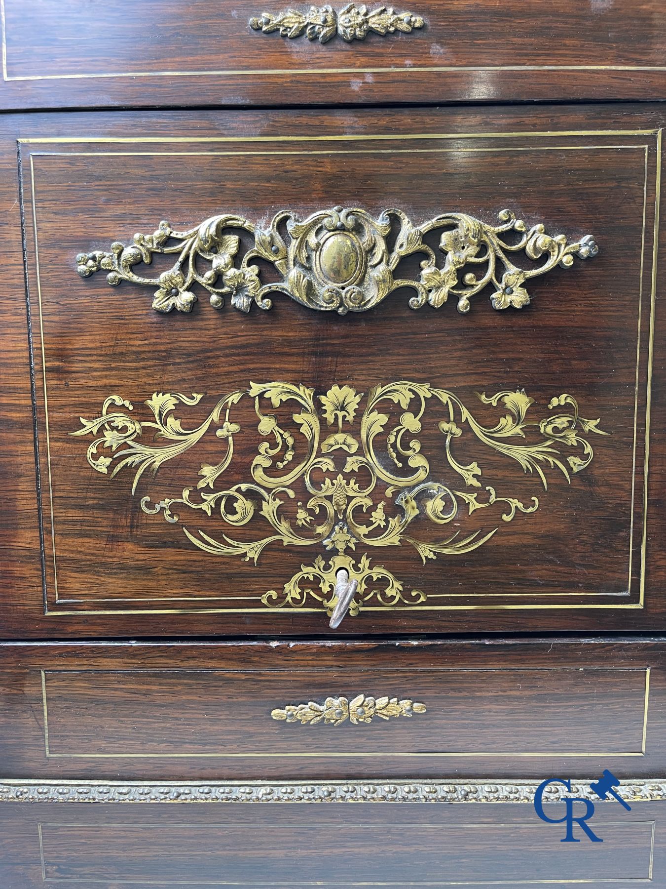 Een imposante palissanderhouten likeurkoffer met bronsbeslag en inlegwerk in Boulle-stijl. 19de eeuw.