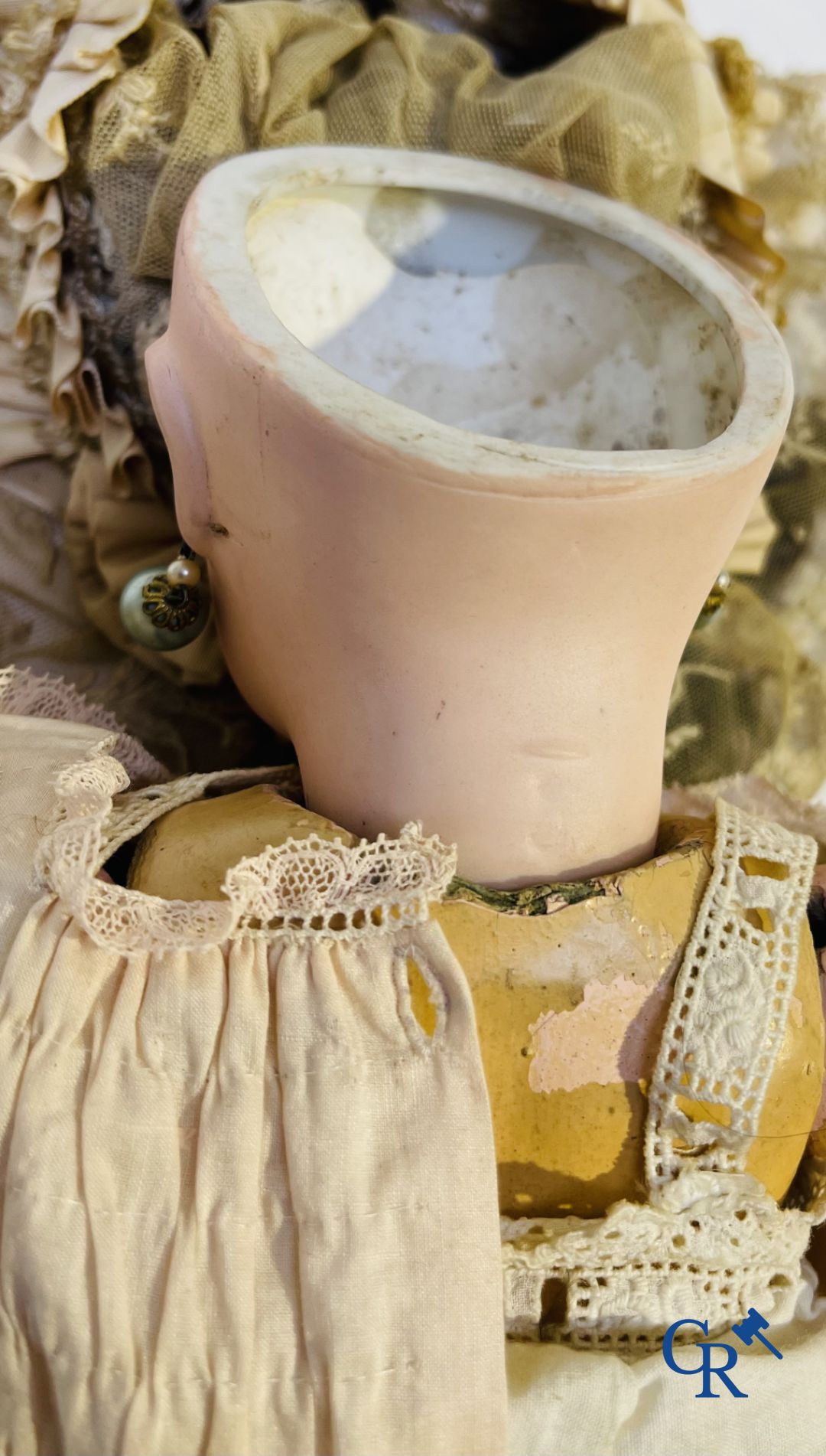 Speelgoed: antieke poppen. 3 poppen met porseleinen hoofd en een hond in vacht.