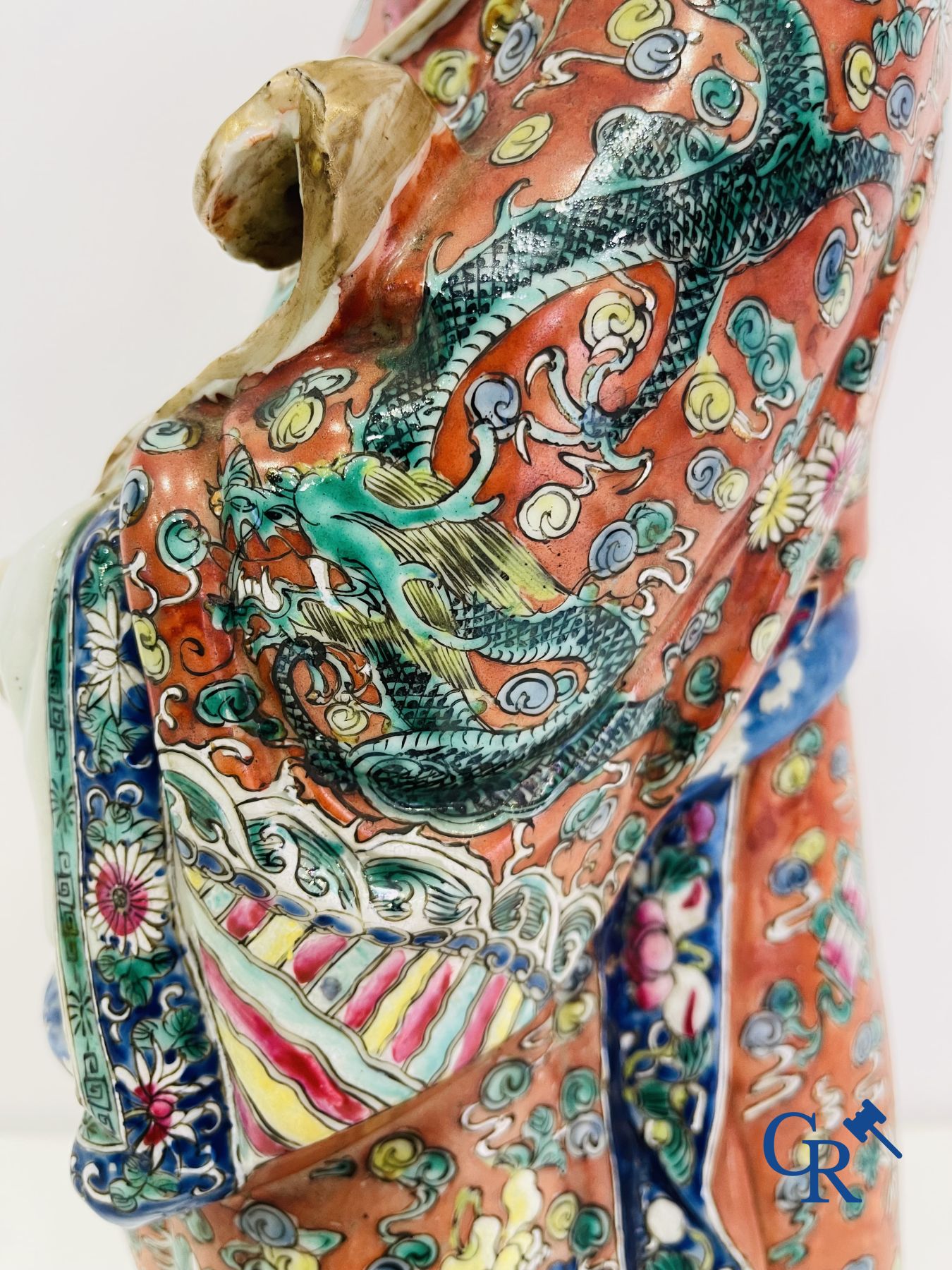 Aziatica: Een grote Chinese wijze in porselein. Gemerkt. 