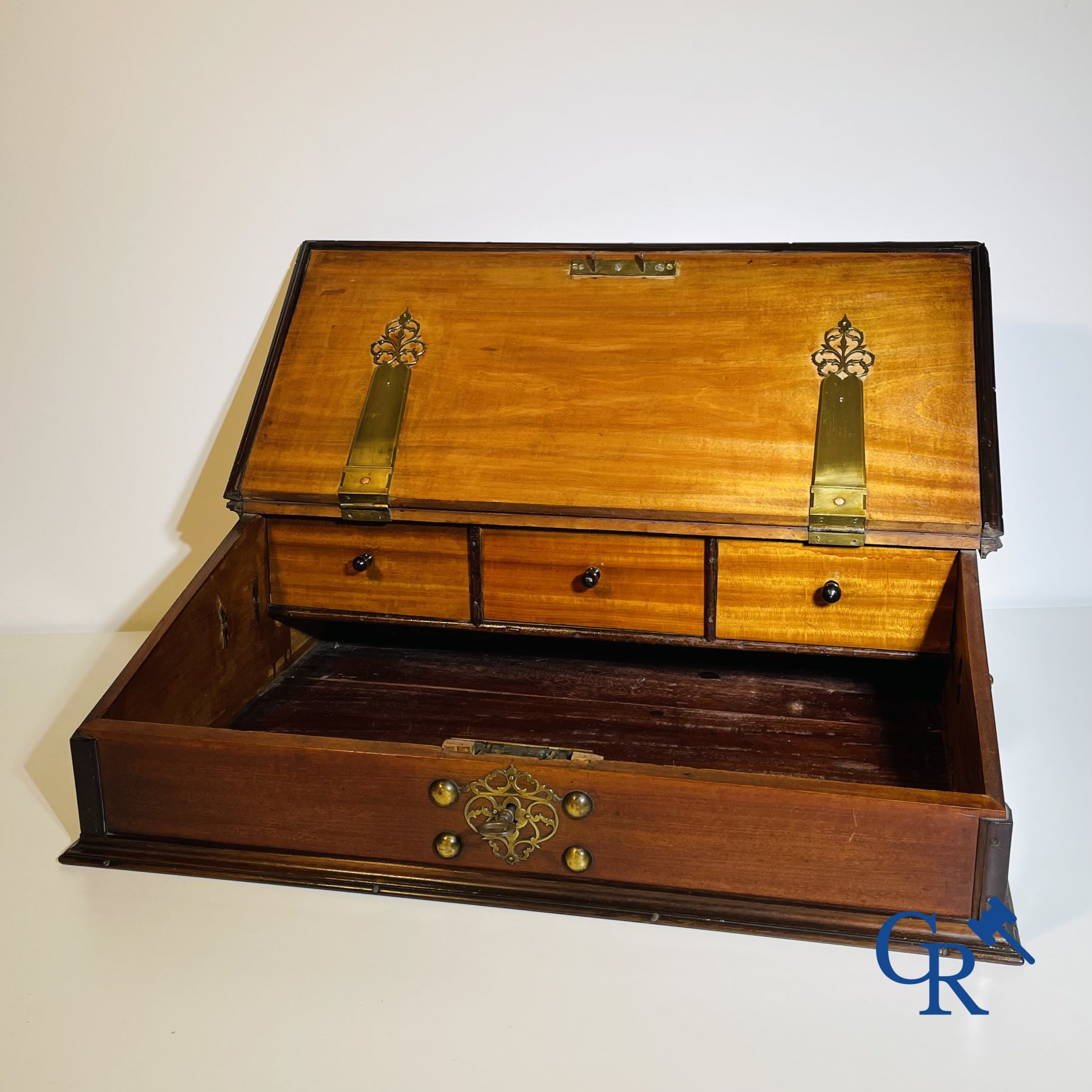 Een grote mahoniehouten schrijfkoffer met bronsbeslag. Begin 19de eeuw.
