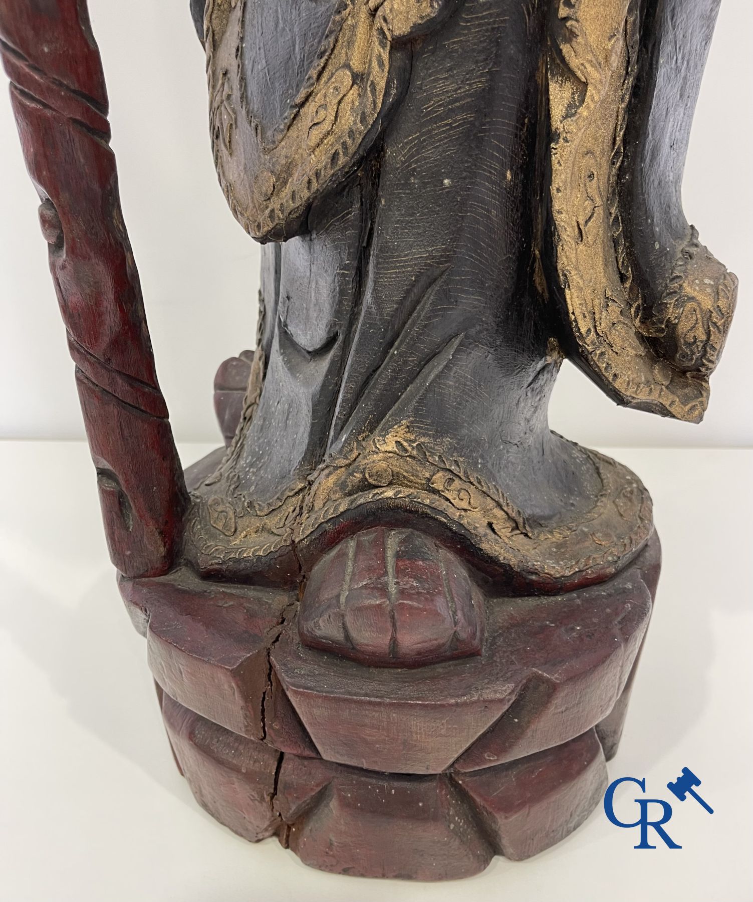 Aziatica: Een kavel van 6 Chinese houten sokkels en een grote houtgesculpteerde Chinese wijsheer.