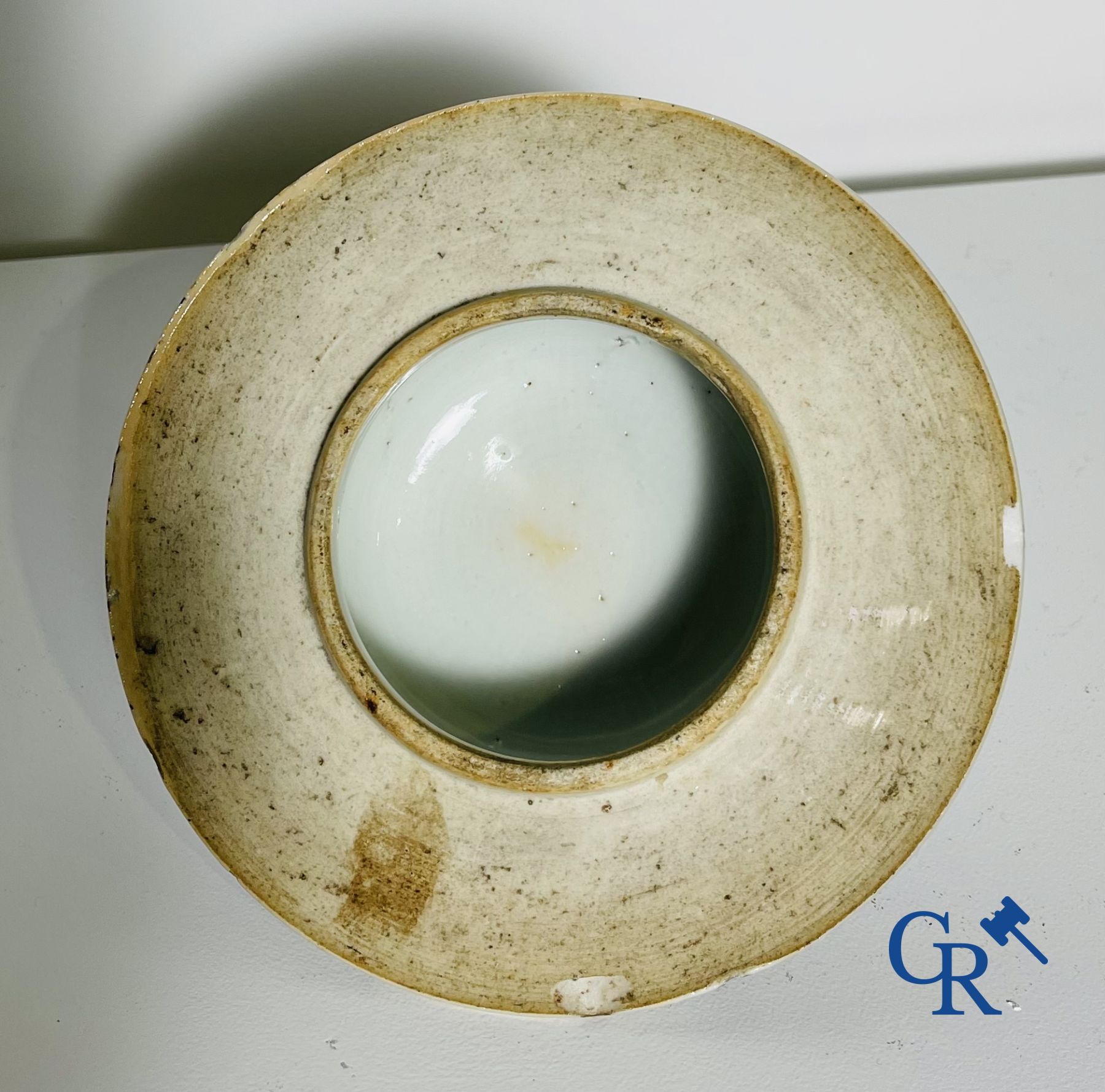 Chinees porselein: een blauw wit dekselvaas en een paar gemberpotten.