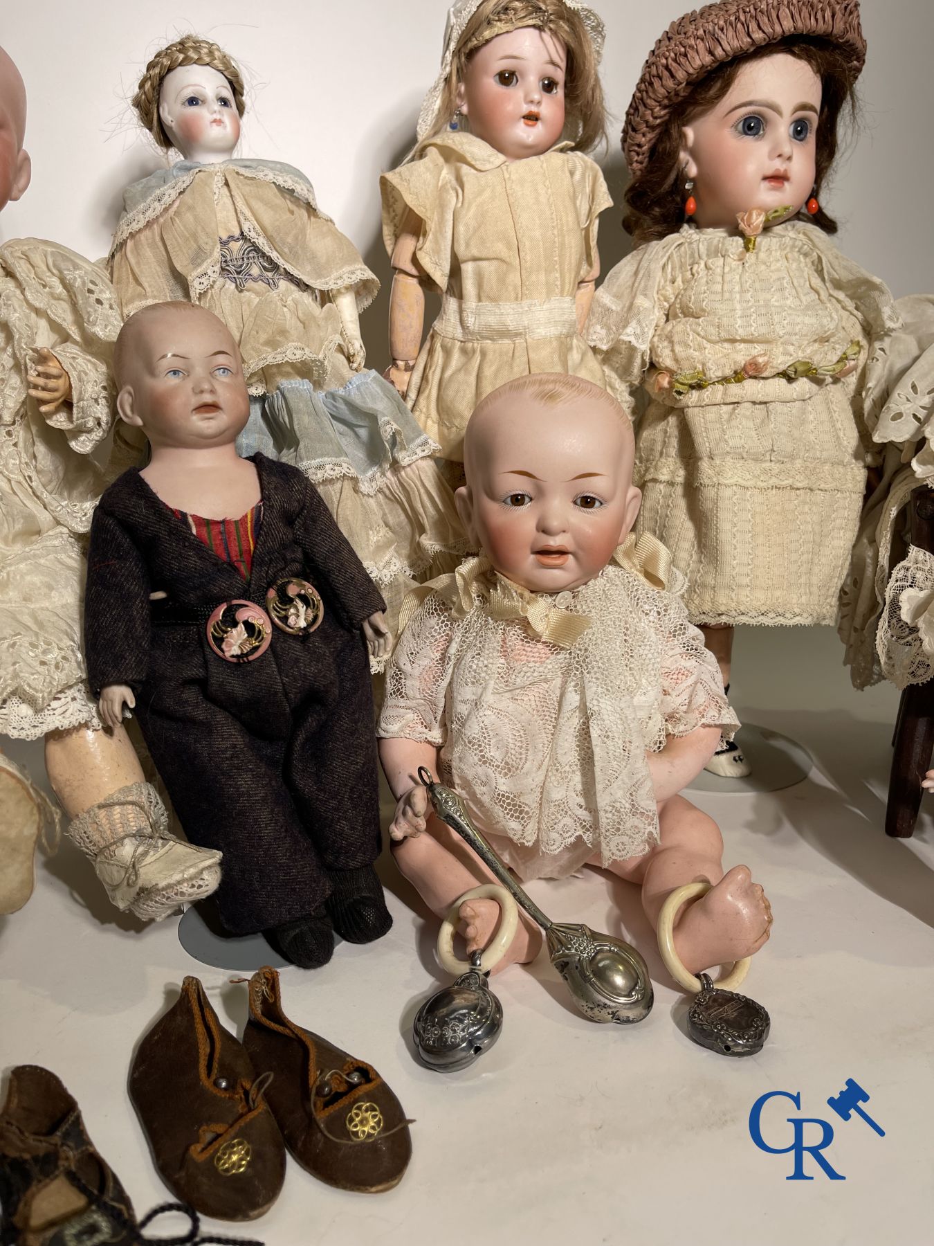 Speelgoed: antieke poppen: Mooi lot van diverse porseleinen poppen en vitrineobjecten in zilver.