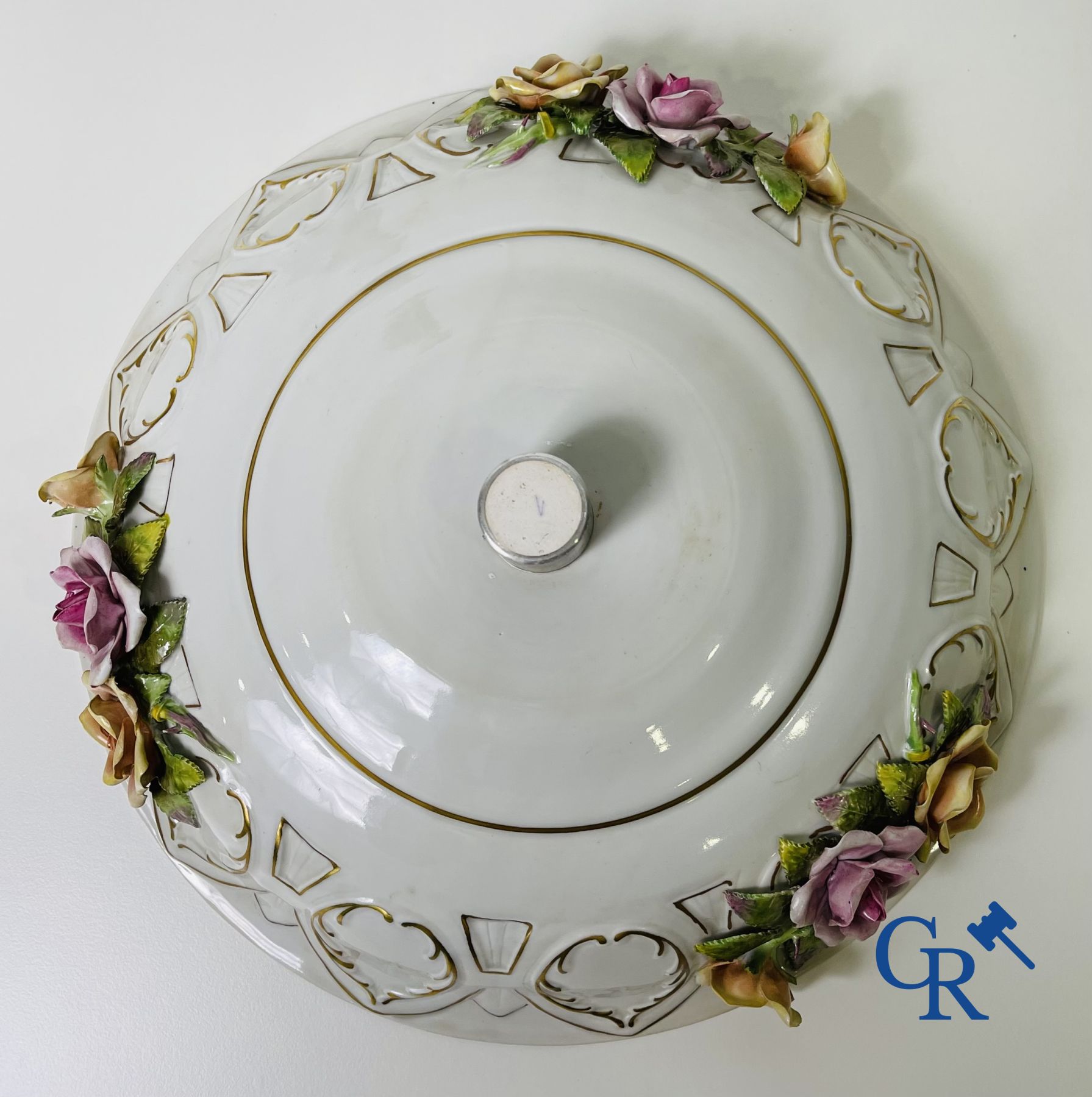 Een paar tafelmiddenstukken in duits polychroom porselein.