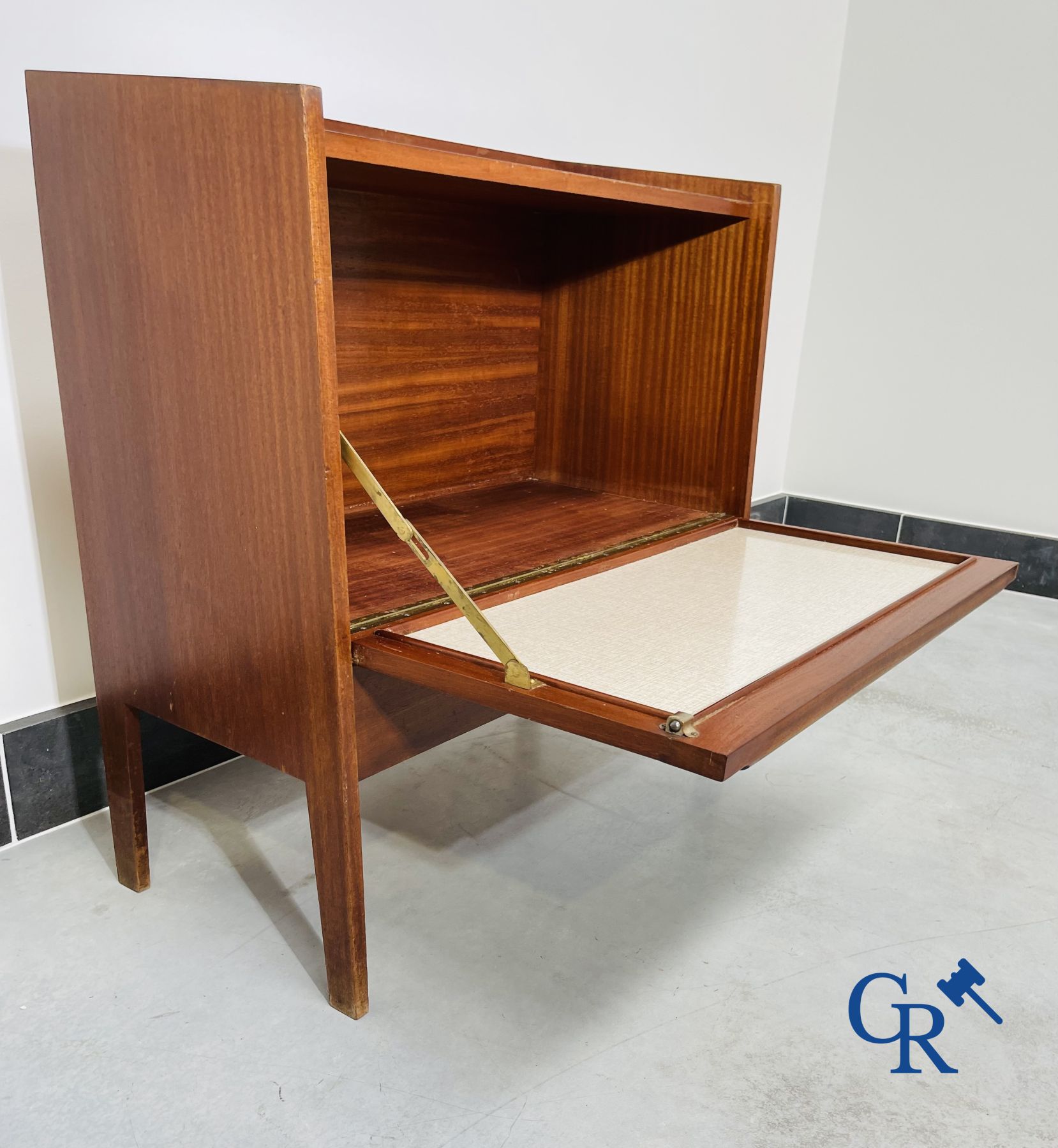 Design: Jaren '50 - 60 bar meubel in exotisch hout met lakwerk.