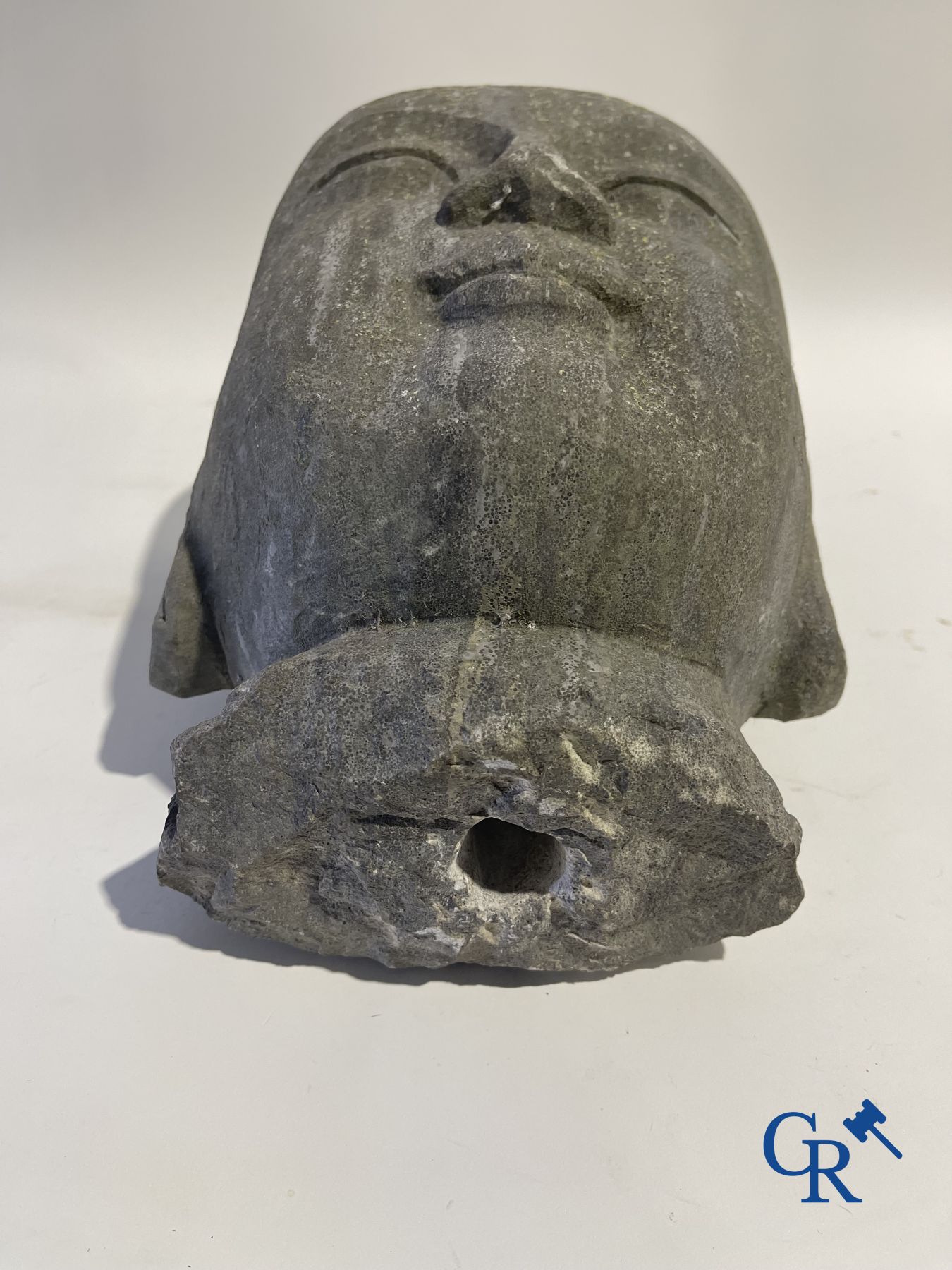 Imposant Aziatisch hoofd van een monnik.