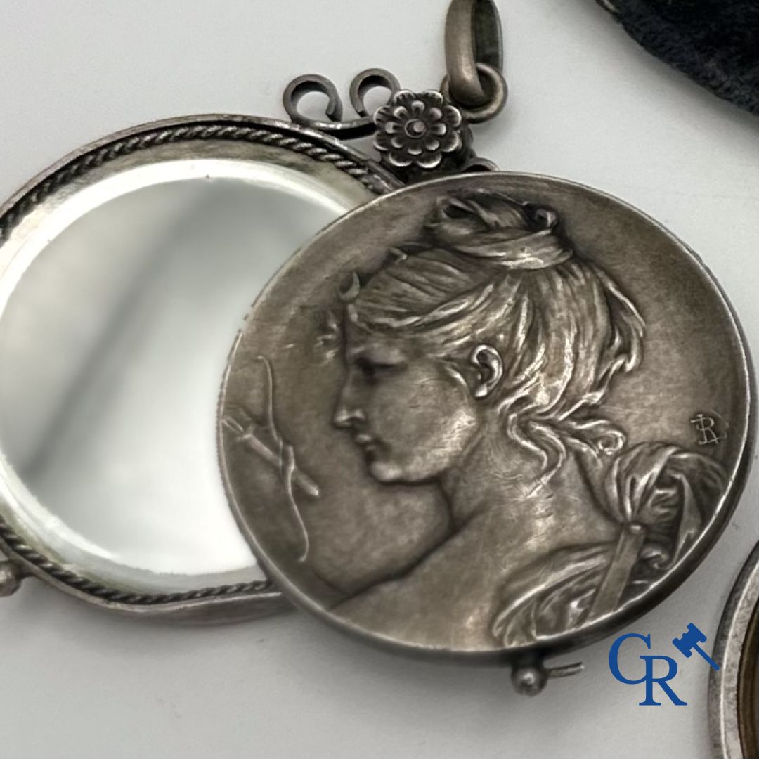 Juwelen/Vitrine objecten: Lot bestaande uit een miniatuurschilderij, 2 hangers en een doos