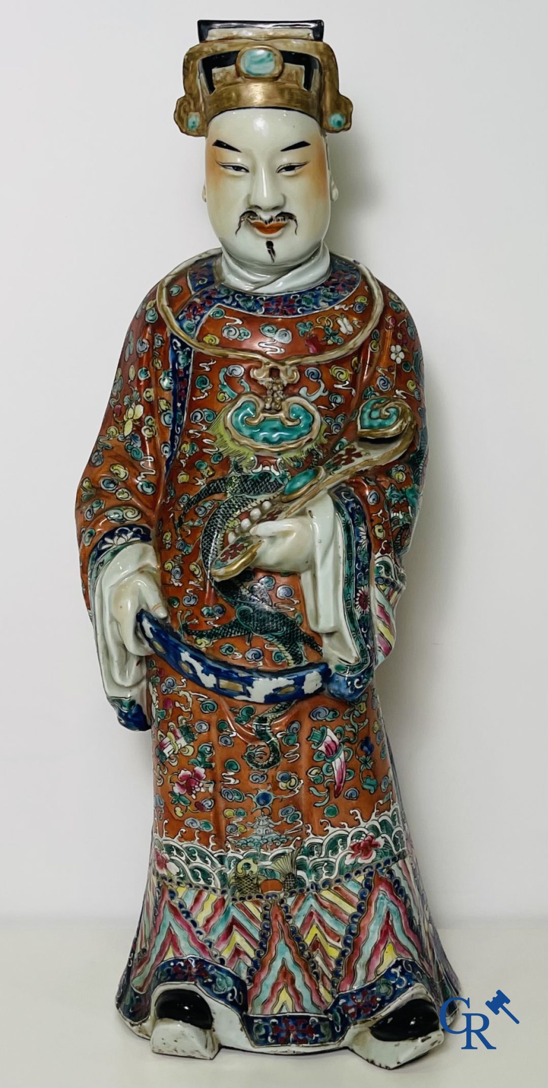 Aziatica: Een grote Chinese wijze in porselein. Gemerkt. 