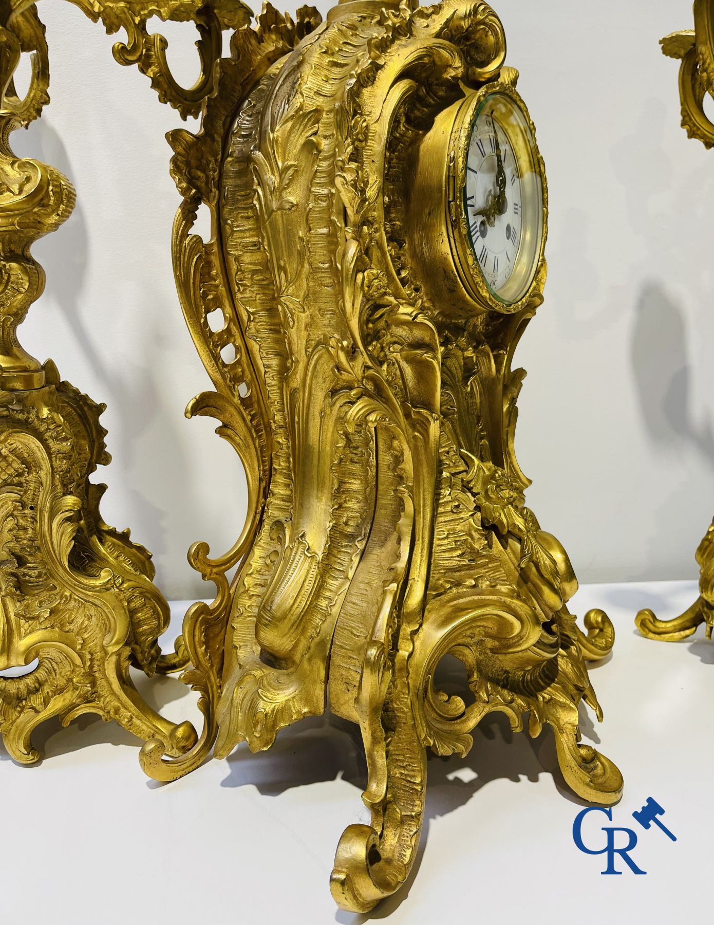 Een grote 3-delige vuurvergulde bronzen schouwgarnituur in LV-stijl. 19de eeuw.