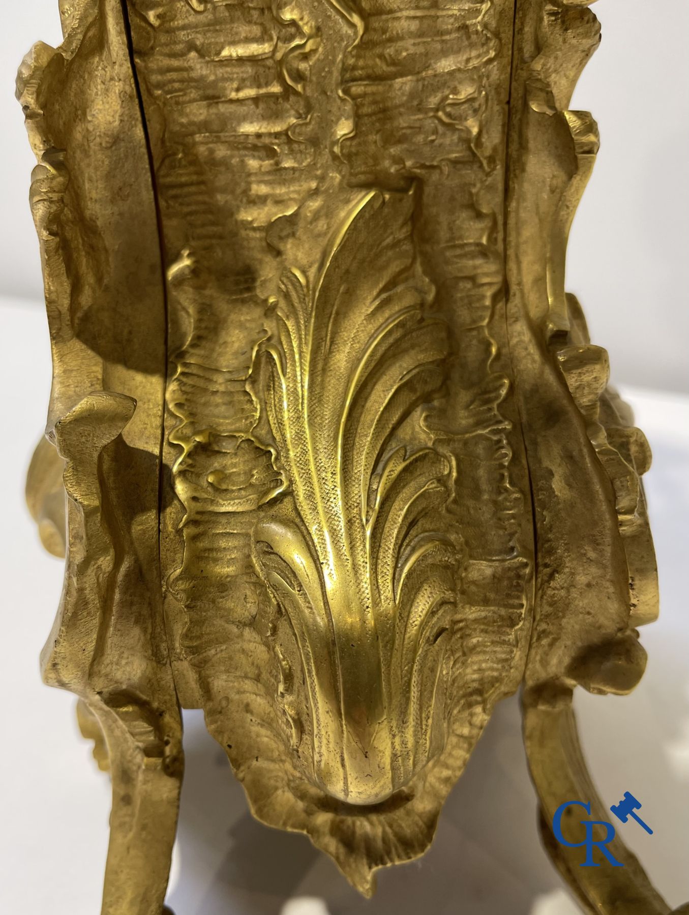 Een grote 3-delige vuurvergulde bronzen schouwgarnituur in LV-stijl. 19de eeuw.