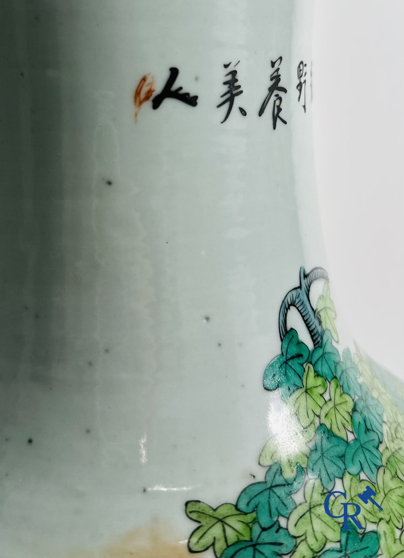 Chinees Porselein: Chinese vaas met een dubbel decor van personages en antiquiteiten.