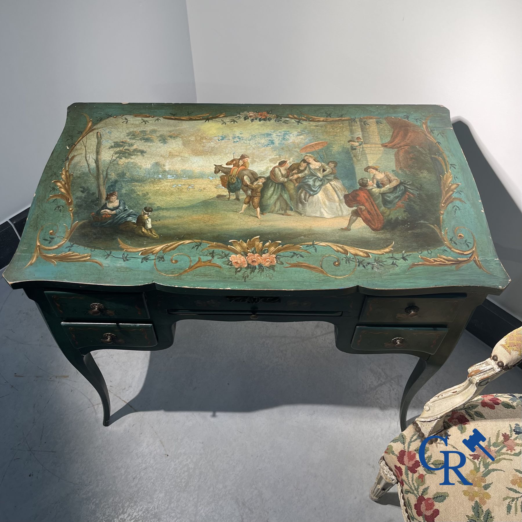 Dames toilettafel met galante beschilderingen, en een gelakte armzetel overgangsperiode Louis XV - Louis XVI.