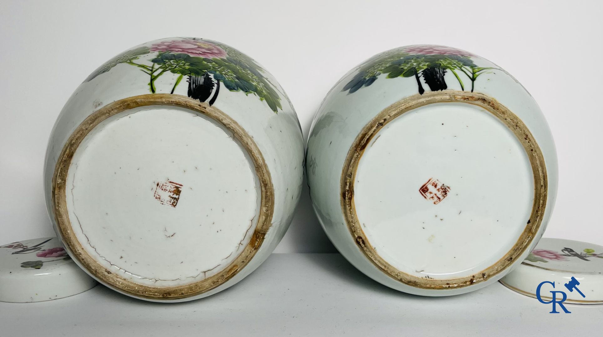 Chinees porselein: een blauw wit dekselvaas en een paar gemberpotten.