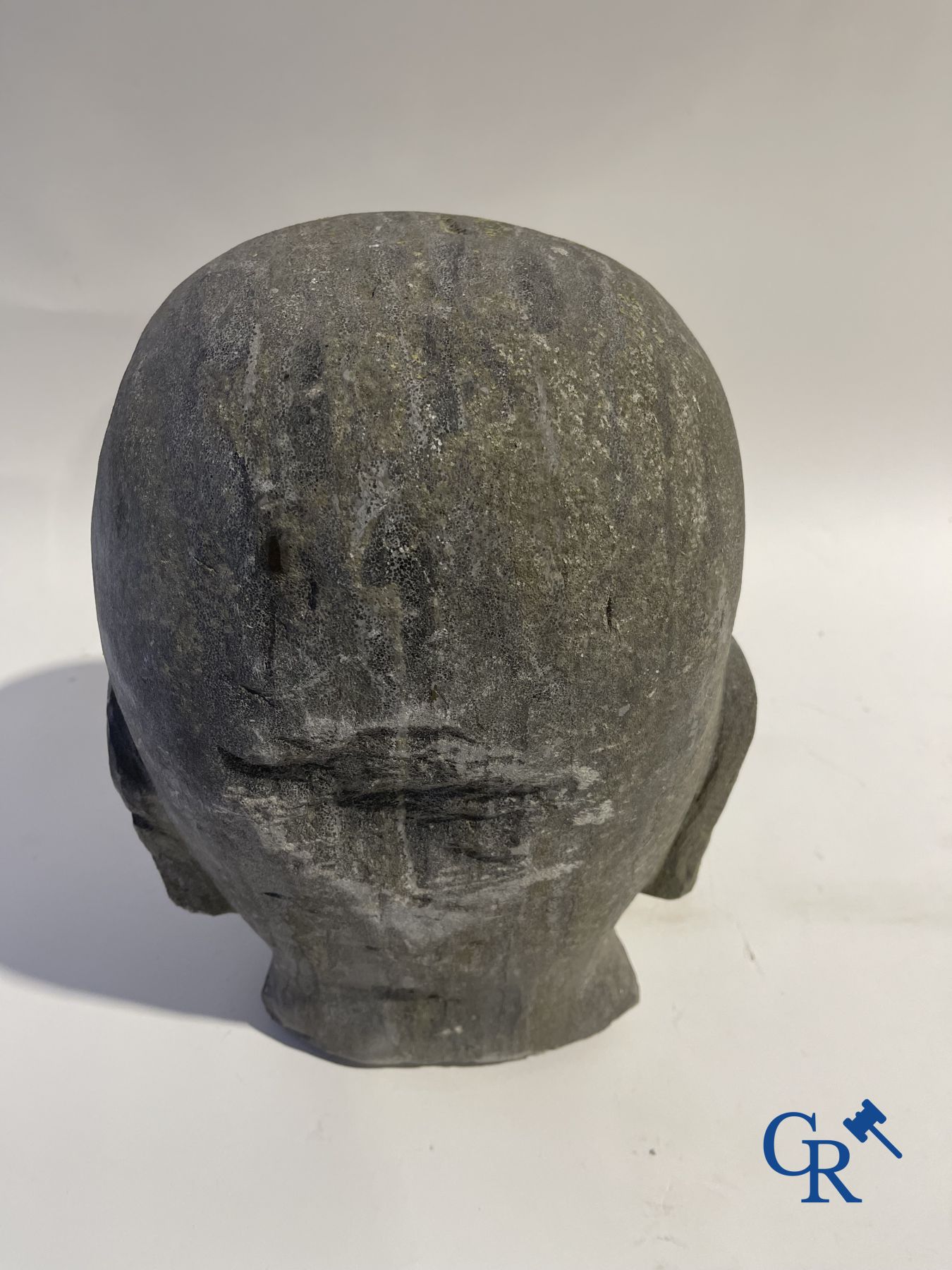 Imposant Aziatisch hoofd van een monnik.