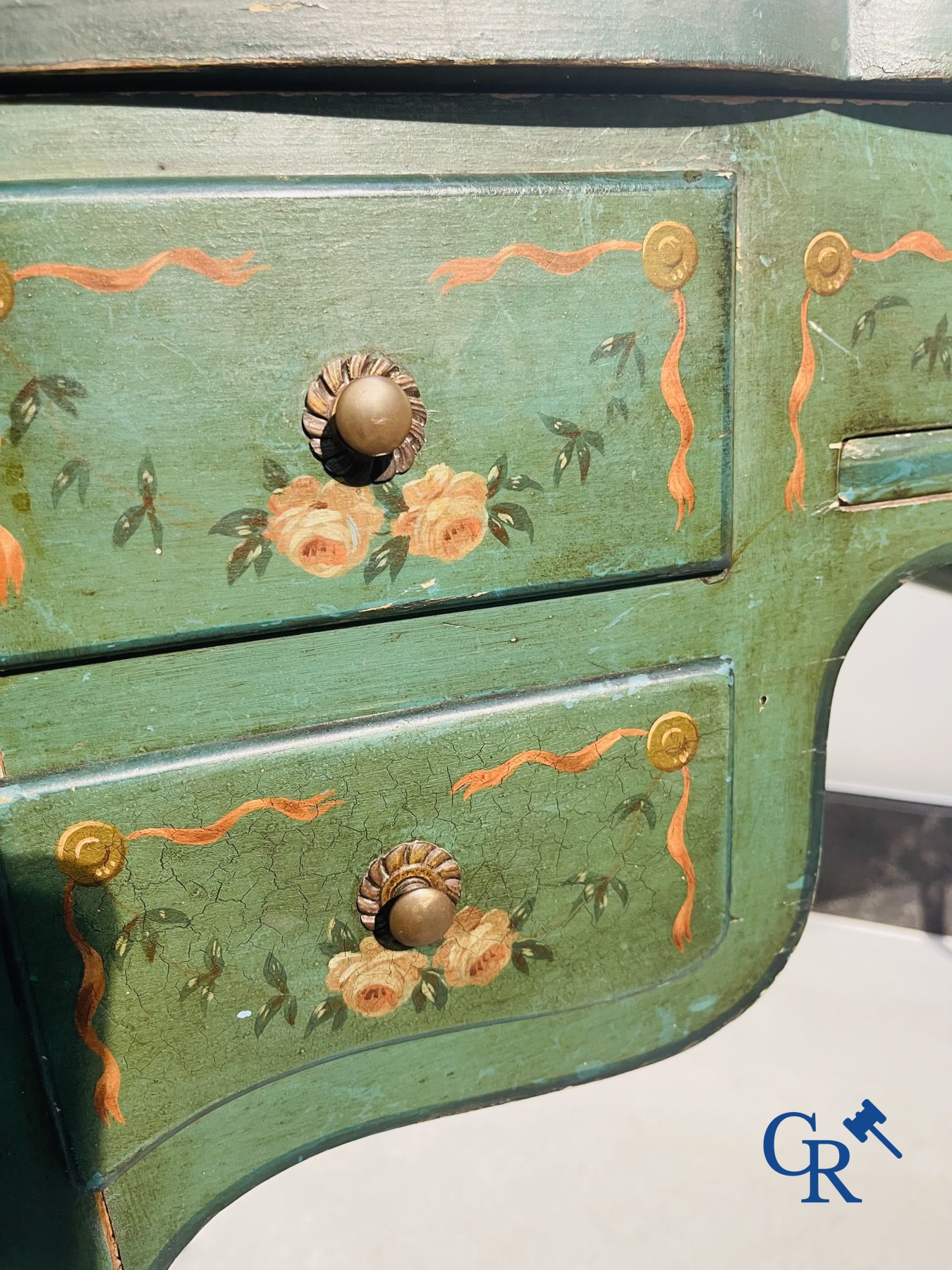 Dames toilettafel met galante beschilderingen, en een gelakte armzetel overgangsperiode Louis XV - Louis XVI.