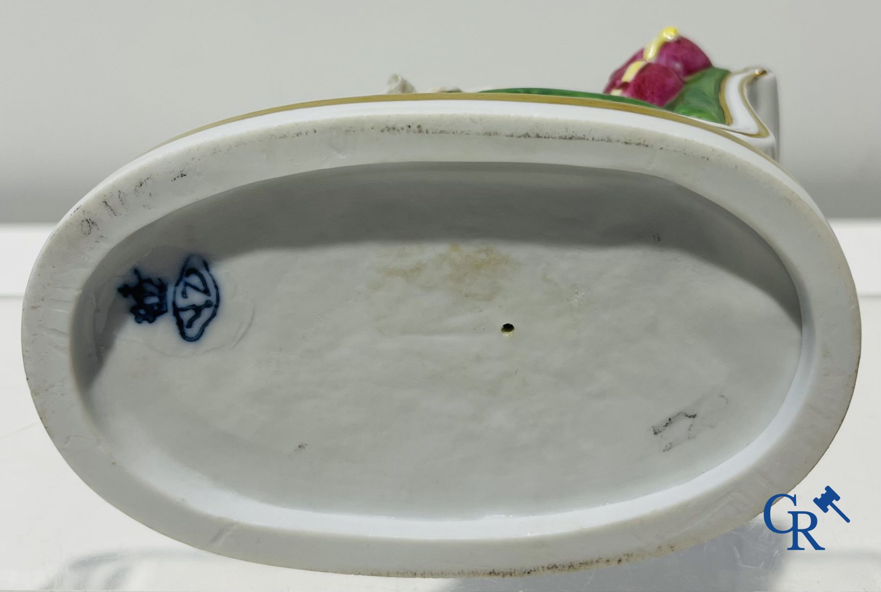 Porcelain: In the manner of Volkstedt Rudolstadt. 2 figurines in lace porcelain.