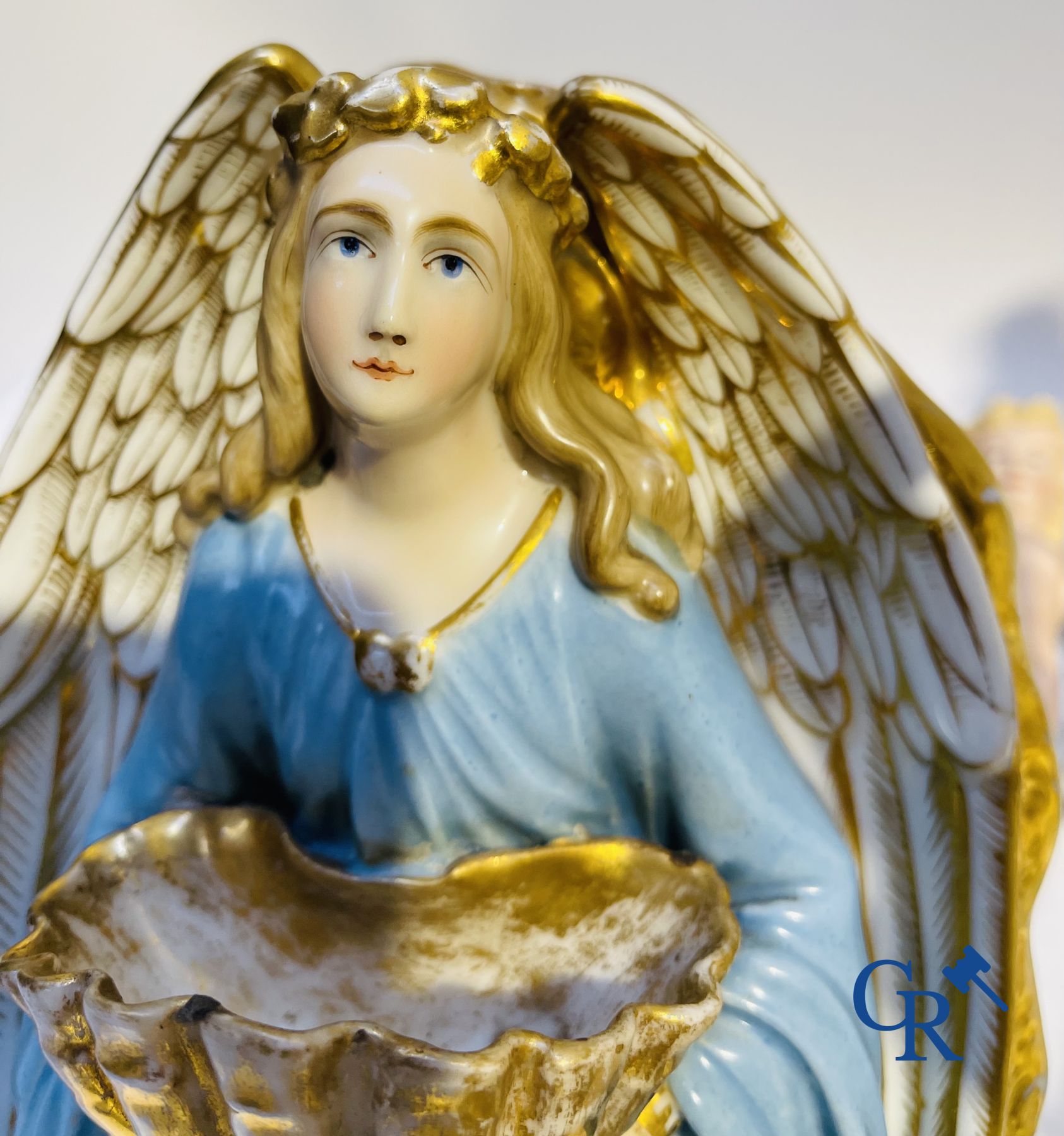 Een kavel met verschillende wijwatervaten, heiligbeelden en andere in porselein en biscuit.