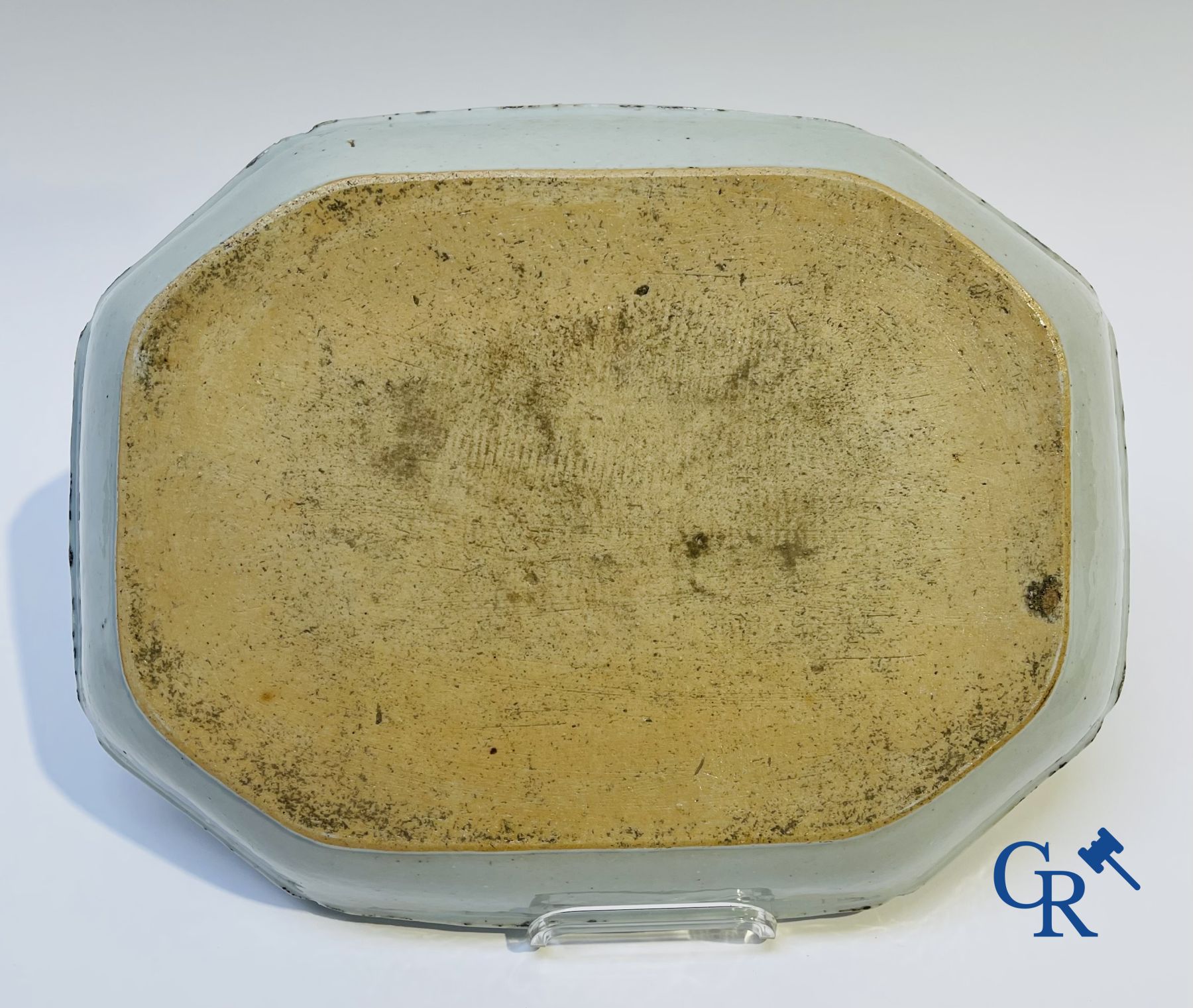 Chinees Porselein: 2 terrines en een schotel in chinees porselein.