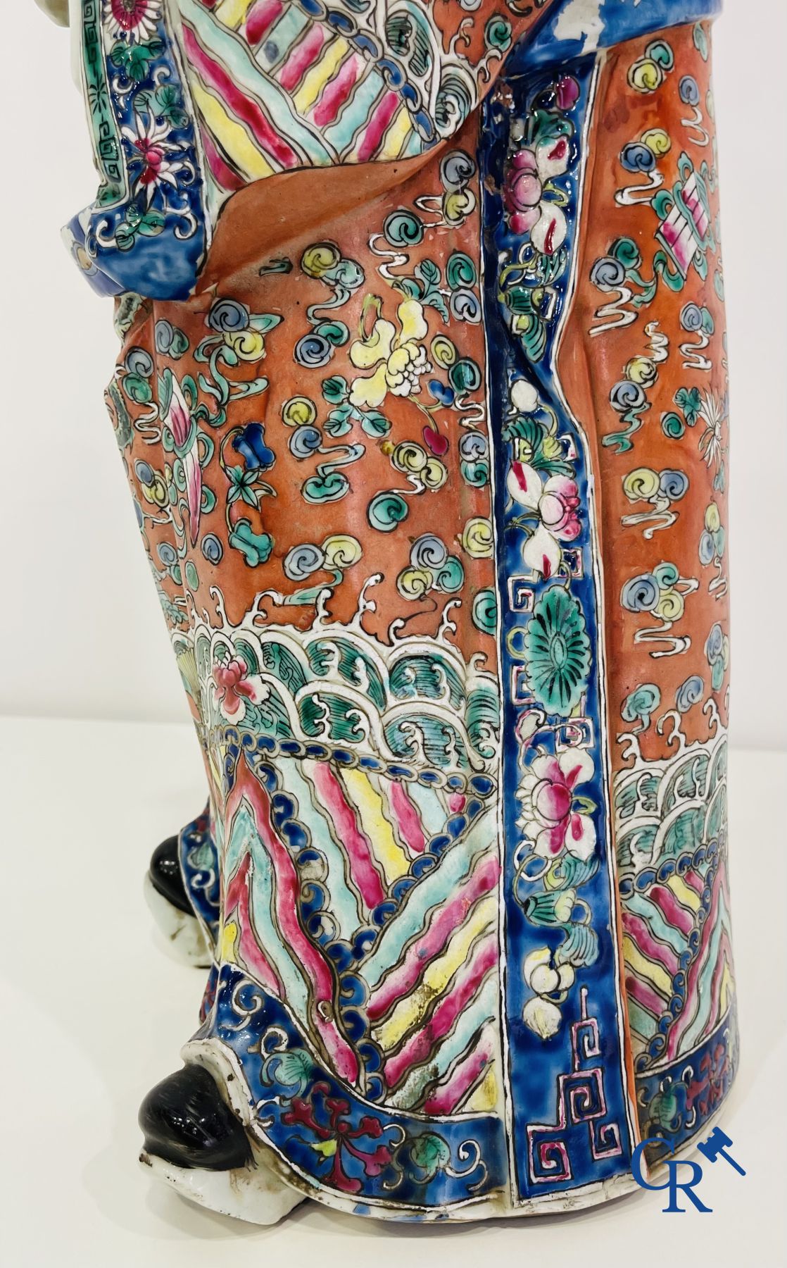 Aziatica: Een grote Chinese wijze in porselein. Gemerkt. 