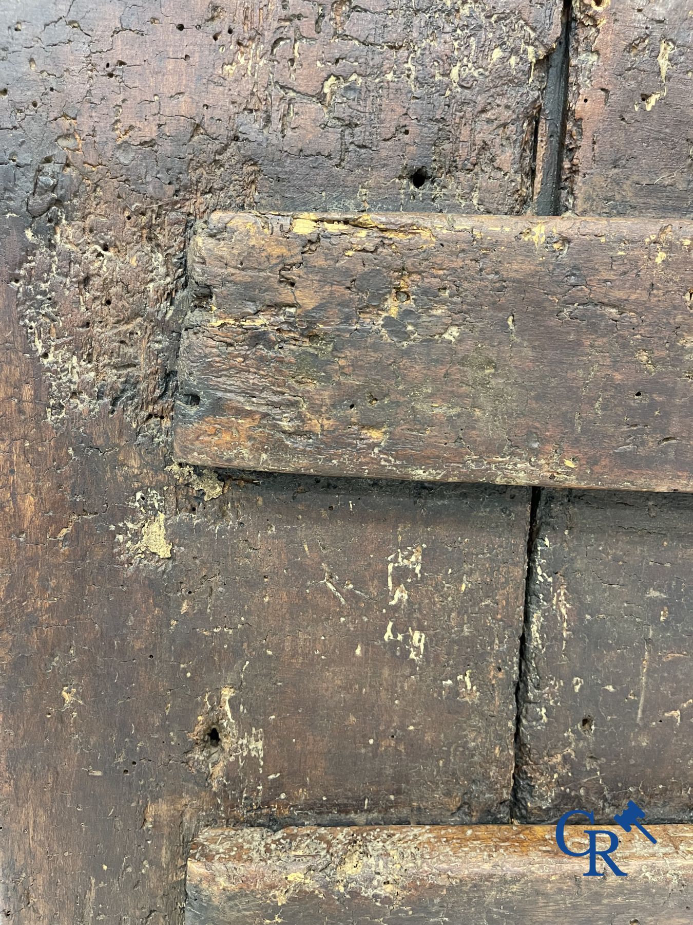 2 ikonen: Christus Pantocrator en Sint Joris te paard.