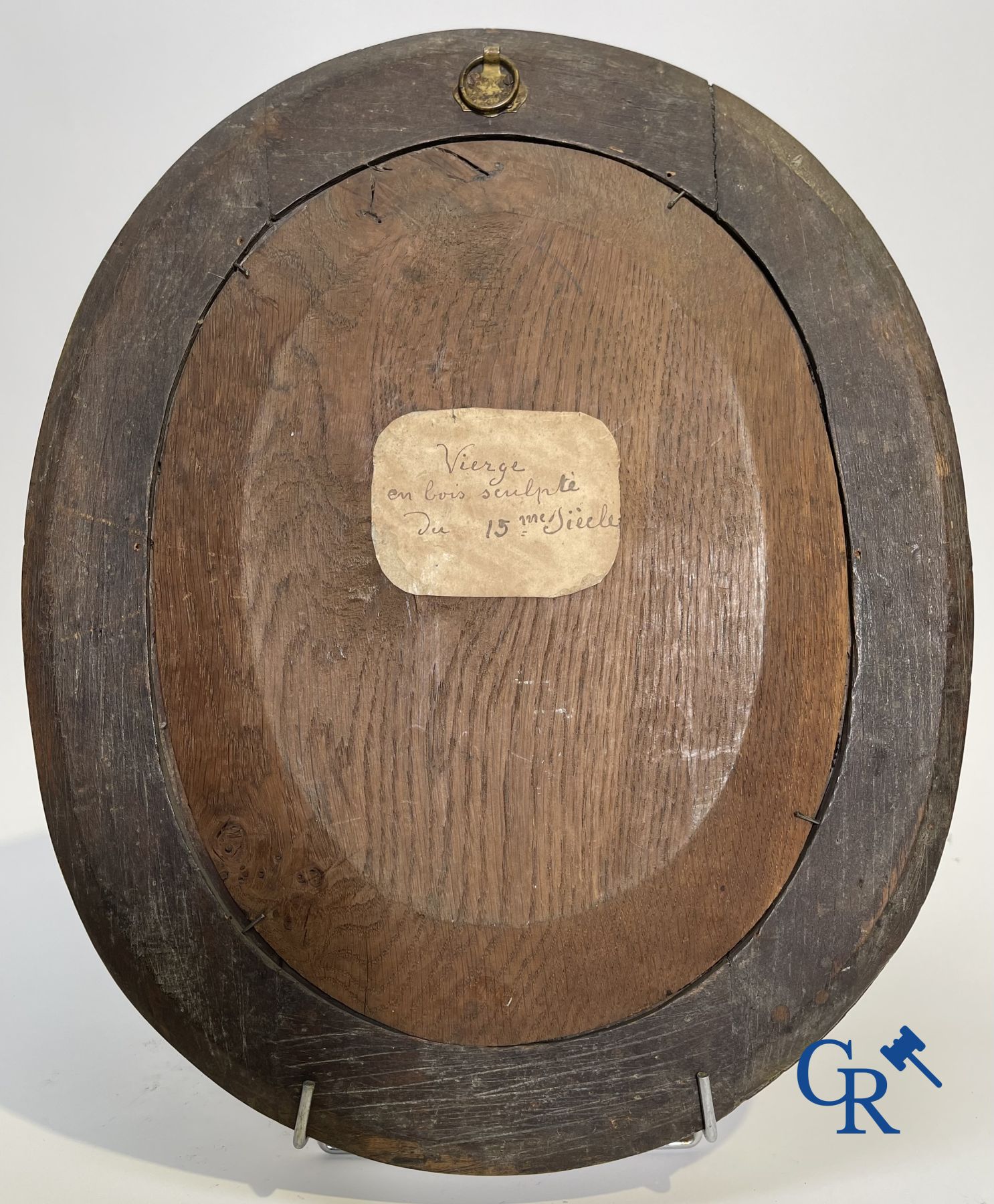 Houtsculptuur: Een 18de eeuwse houtgesculpteerde Maria met kind.