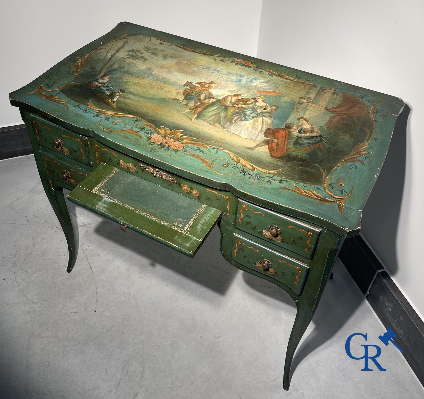 Dames toilettafel met galante beschilderingen, en een gelakte armzetel overgangsperiode Louis XV - Louis XVI.