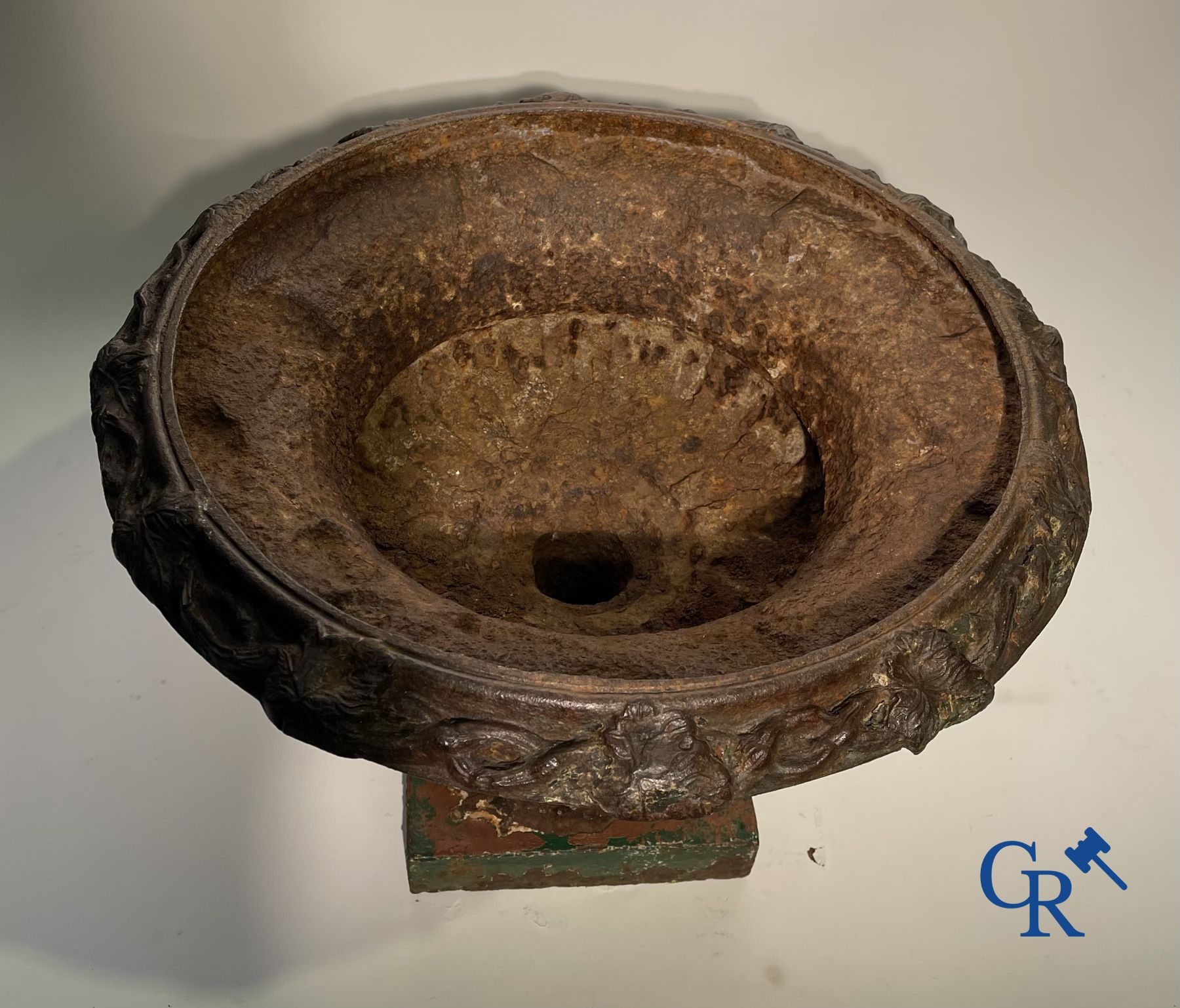 Een 19de eeuwse gietijzeren tuinvaas gedecoreerd met druivenranken.