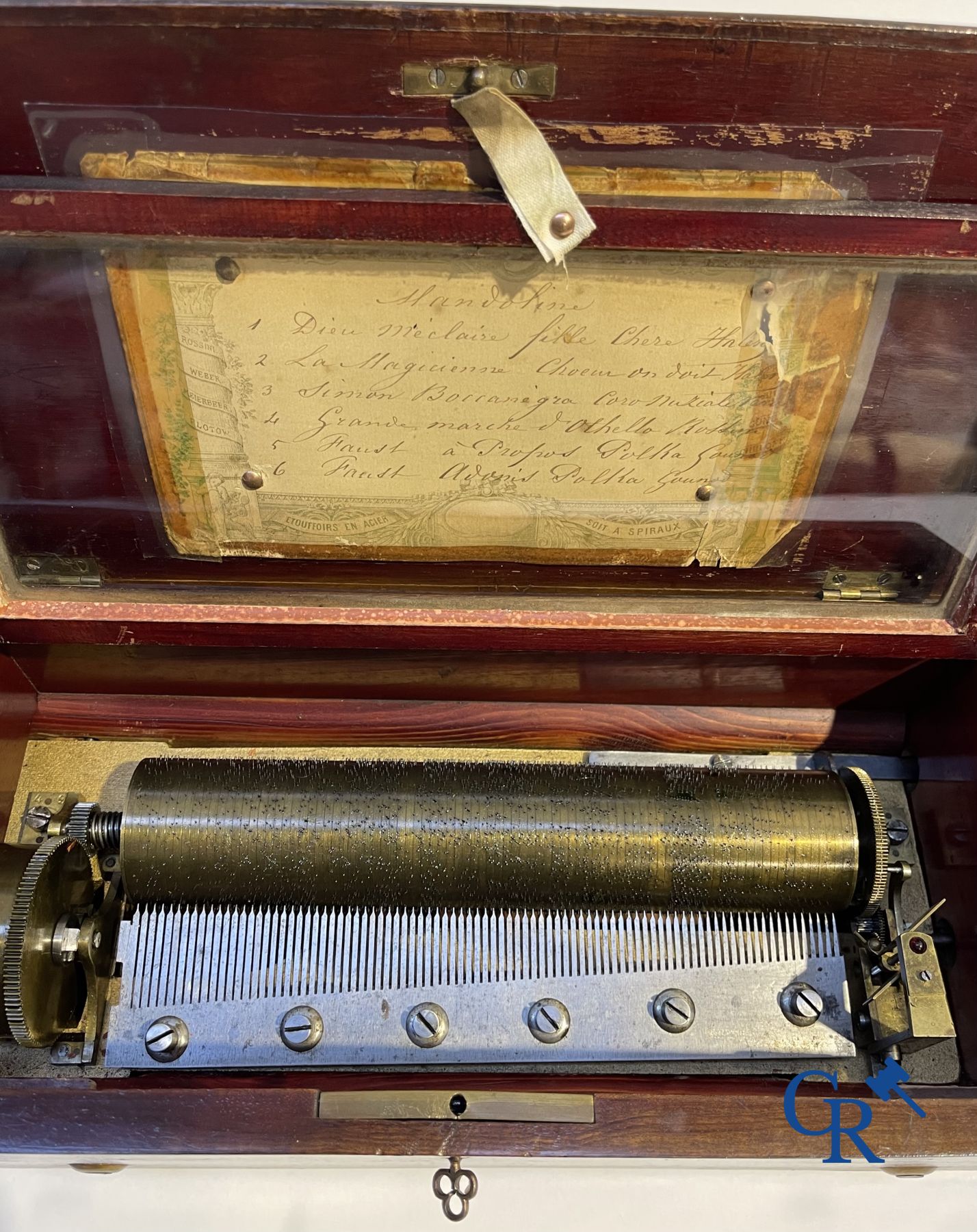 Een muziekdoos in mahonie en marquetterie met 6 melodieën.