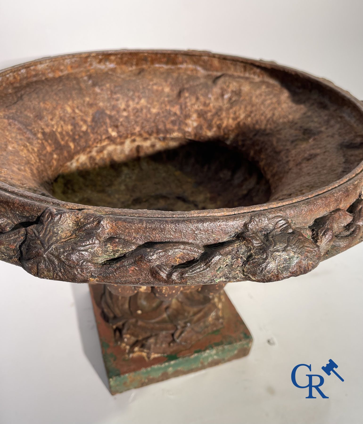 Een 19de eeuwse gietijzeren tuinvaas gedecoreerd met druivenranken.