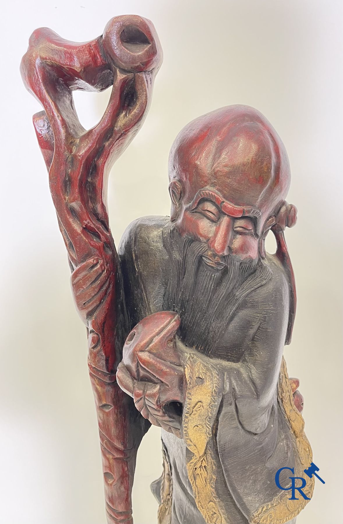 Aziatica: Een kavel van 6 Chinese houten sokkels en een grote houtgesculpteerde Chinese wijsheer.