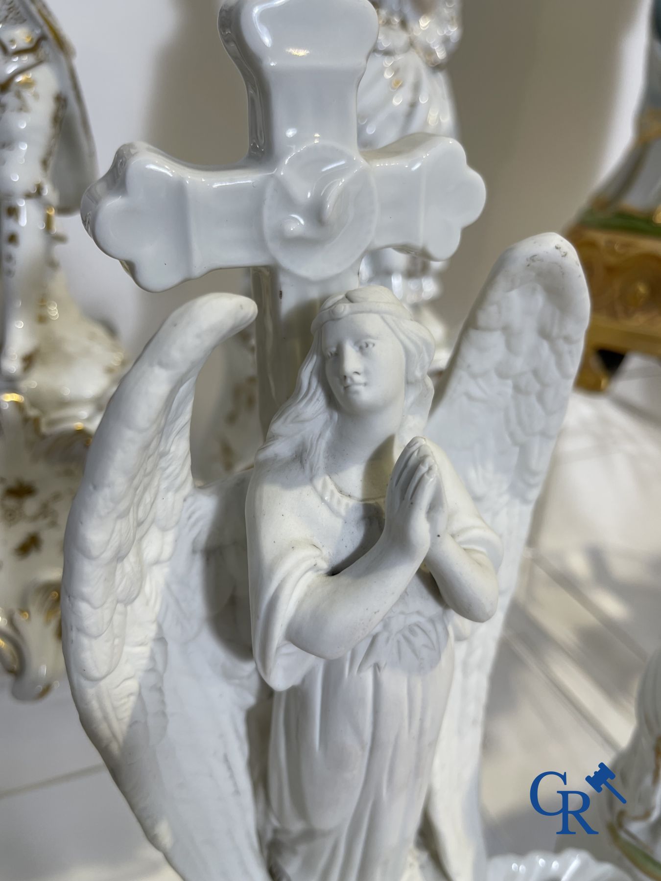 Een kavel met verschillende wijwatervaten, heiligbeelden en andere in porselein en biscuit.