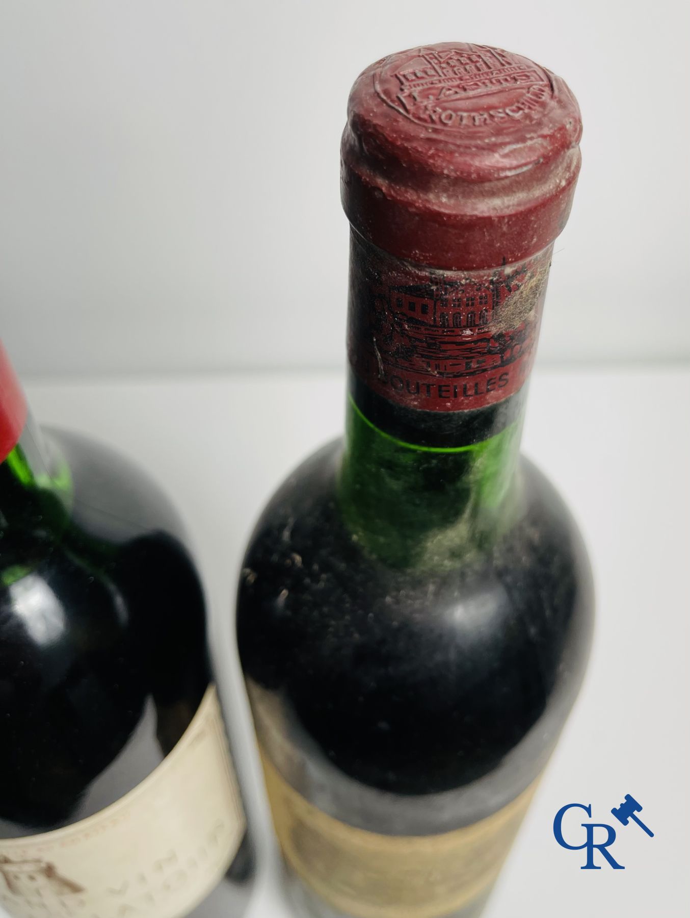 Wijnen. Bordeaux. Château Latour 1977 en Château Lafite Rothschild 1973.