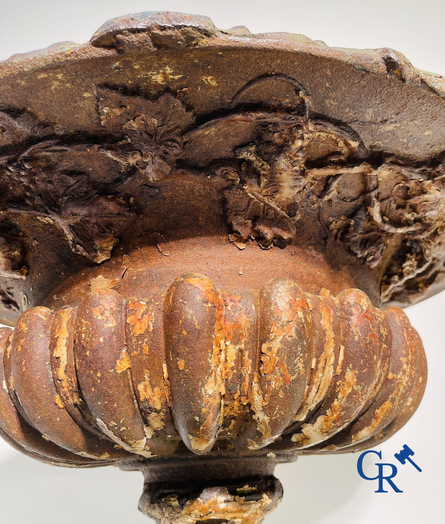 Een 19de eeuwse gietijzeren tuinvaas gedecoreerd met druivenranken.