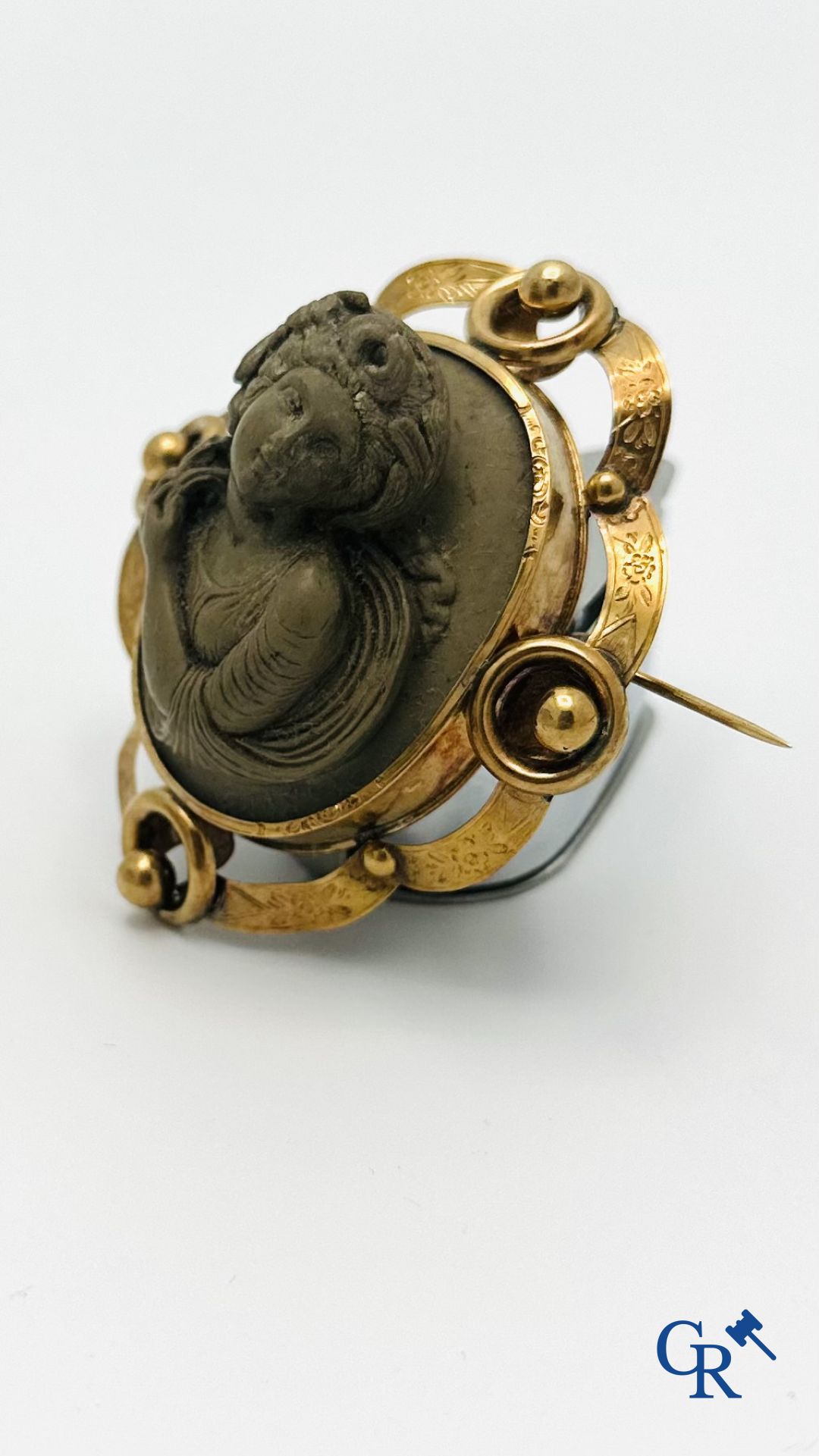 Juweel: Grote gouden broche 18K (750°/00) met een voorstelling ingewerkt van een godin. (goede staat - gemerkt)