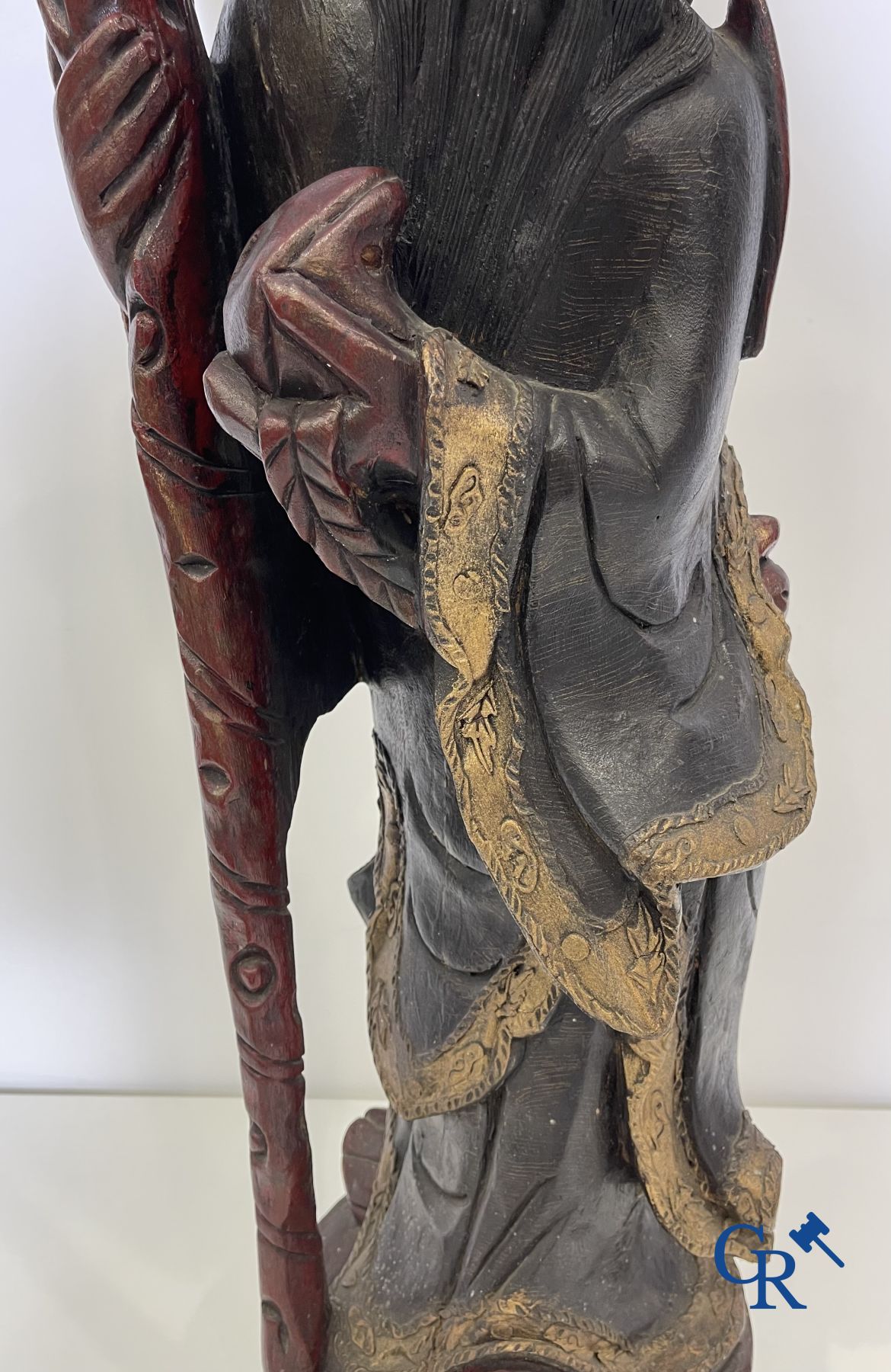 Aziatica: Een kavel van 6 Chinese houten sokkels en een grote houtgesculpteerde Chinese wijsheer.