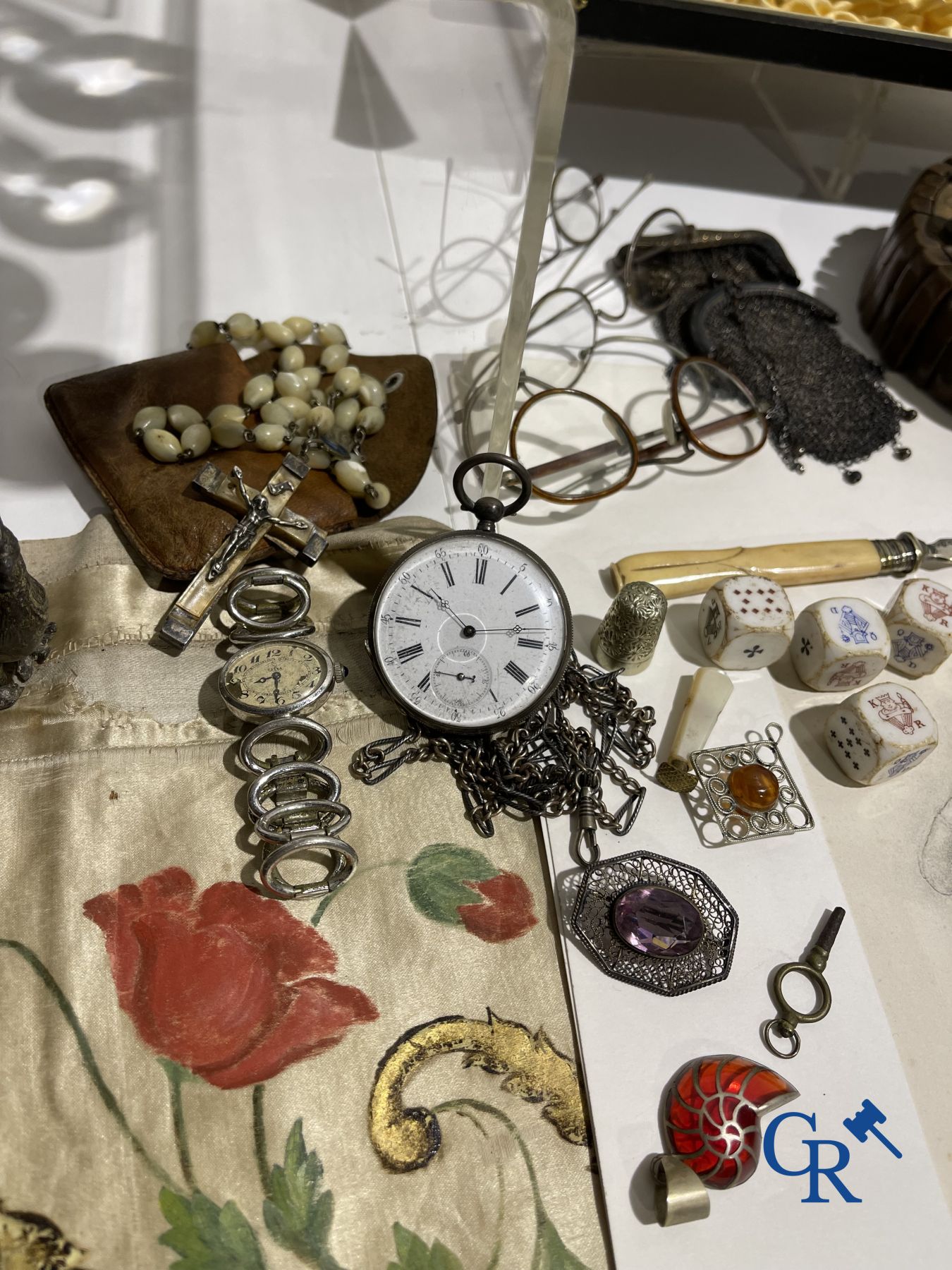 Mooi lot met diverse antiquiteiten.