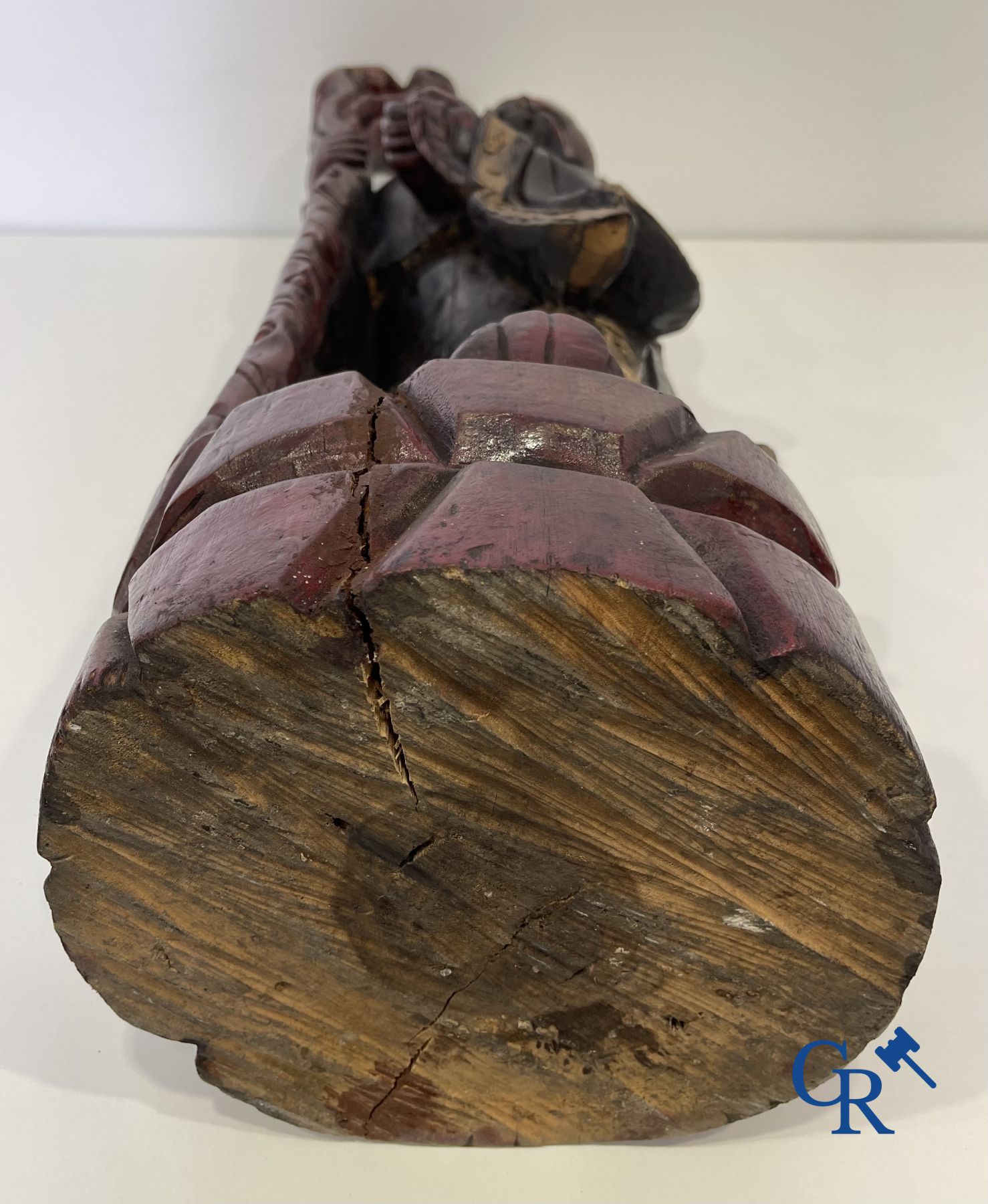 Aziatica: Een kavel van 6 Chinese houten sokkels en een grote houtgesculpteerde Chinese wijsheer.