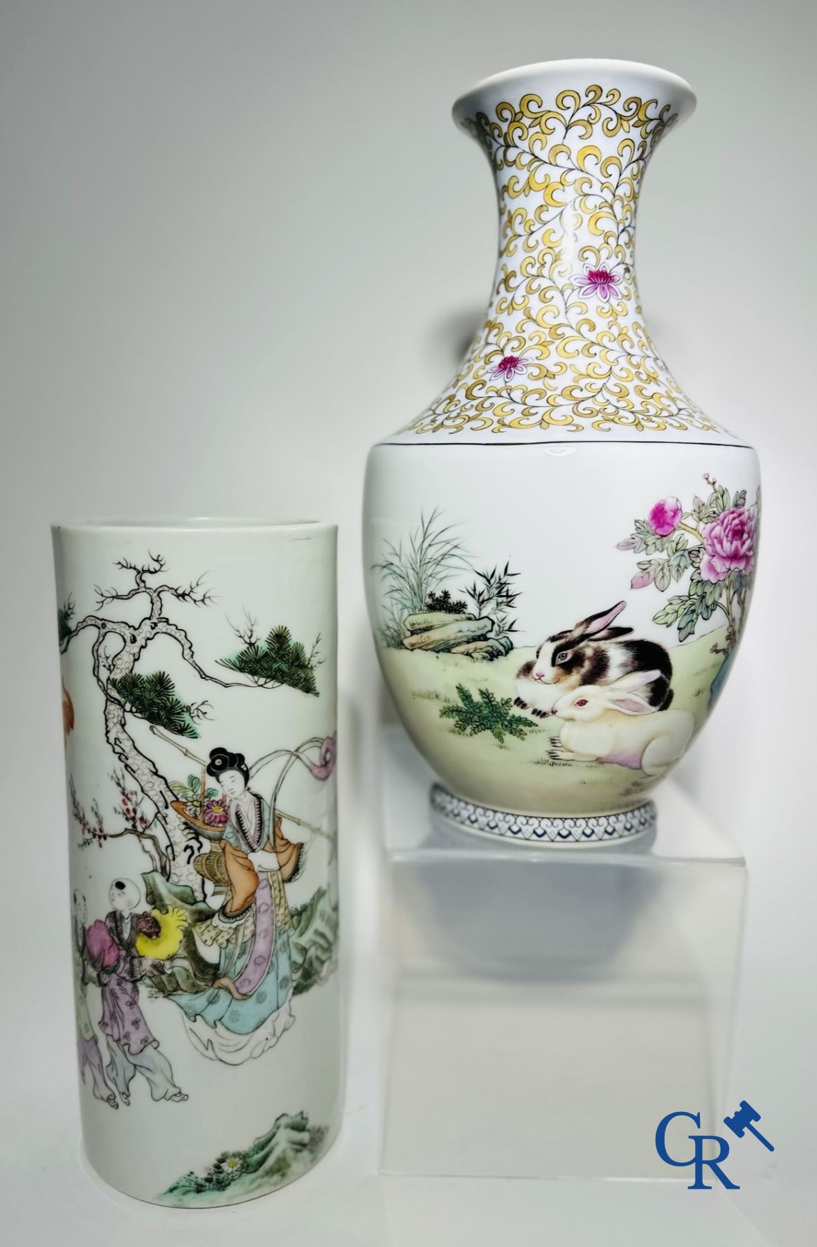 Chinese porcelain: Lot of 2 Chinese vases.
