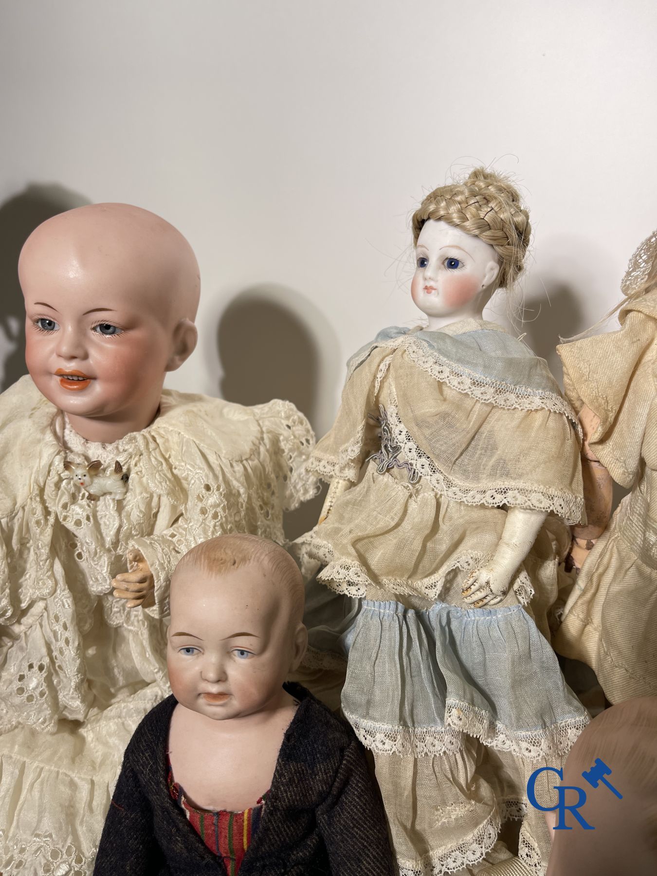 Speelgoed: antieke poppen: Mooi lot van diverse porseleinen poppen en vitrineobjecten in zilver.