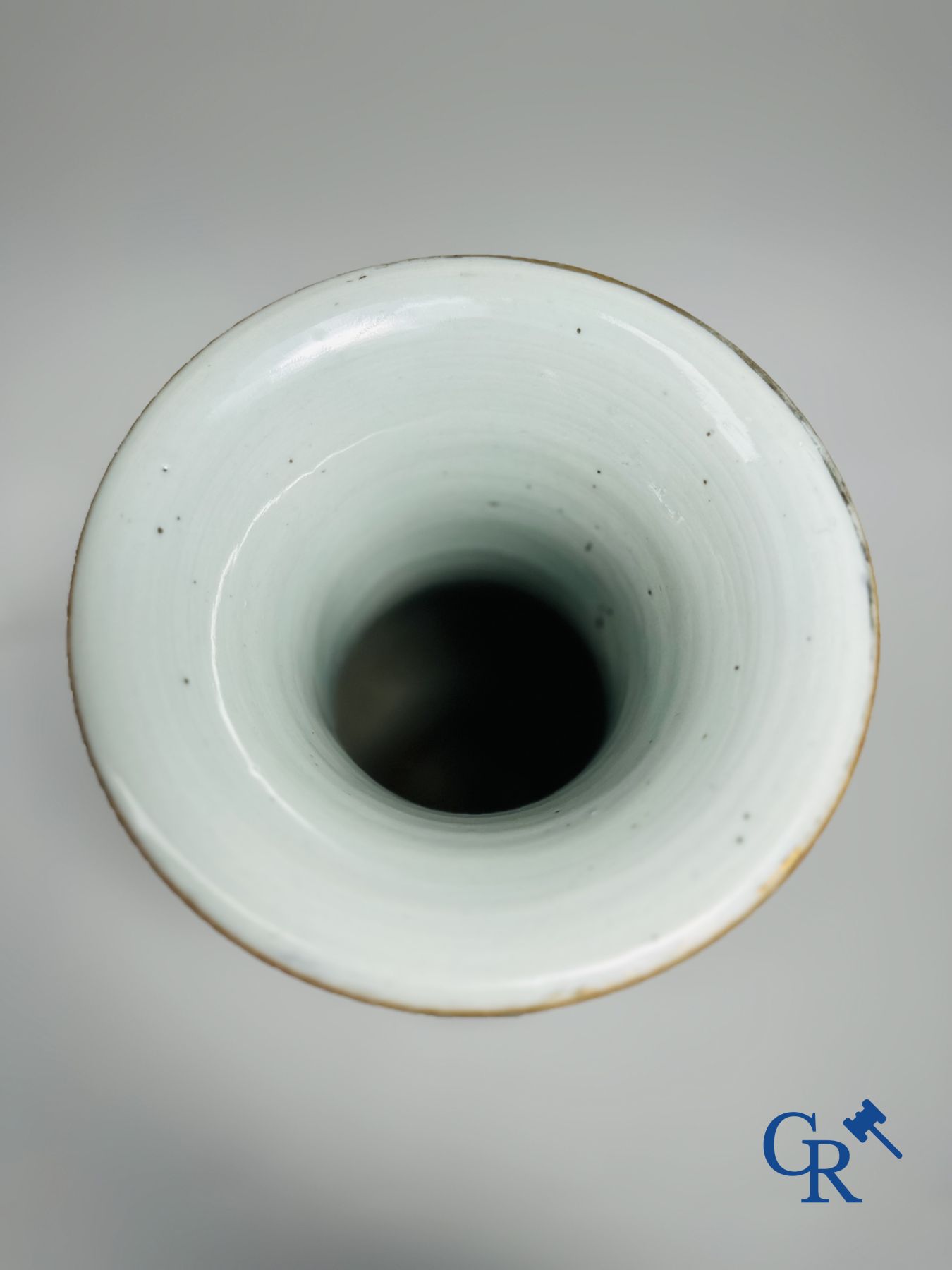 Chinees porselein: Chinese vaas met een decor van 7 spelende kinderen in een tuin.