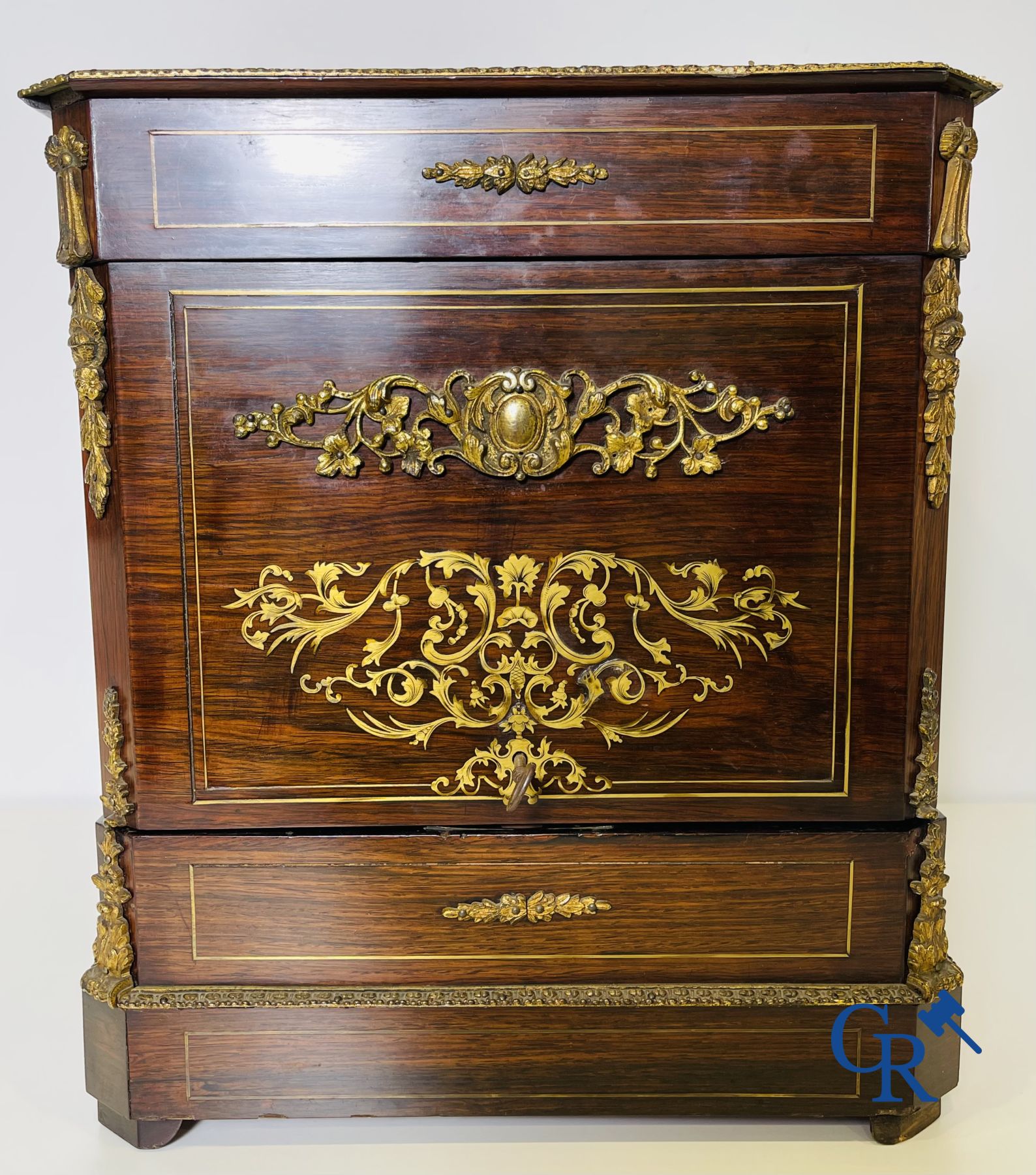 Een imposante palissanderhouten likeurkoffer met bronsbeslag en inlegwerk in Boulle-stijl. 19de eeuw.