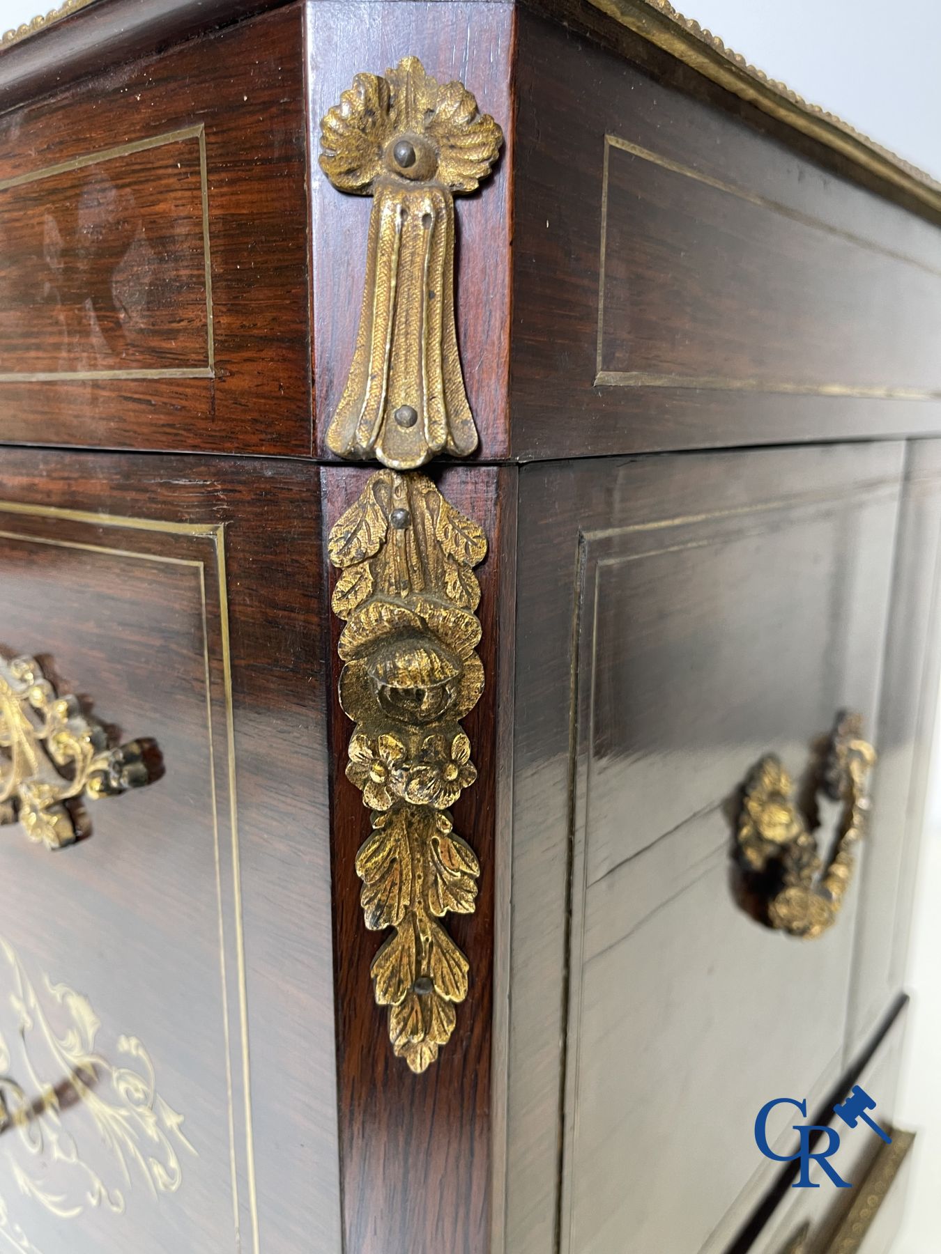 Een imposante palissanderhouten likeurkoffer met bronsbeslag en inlegwerk in Boulle-stijl. 19de eeuw.