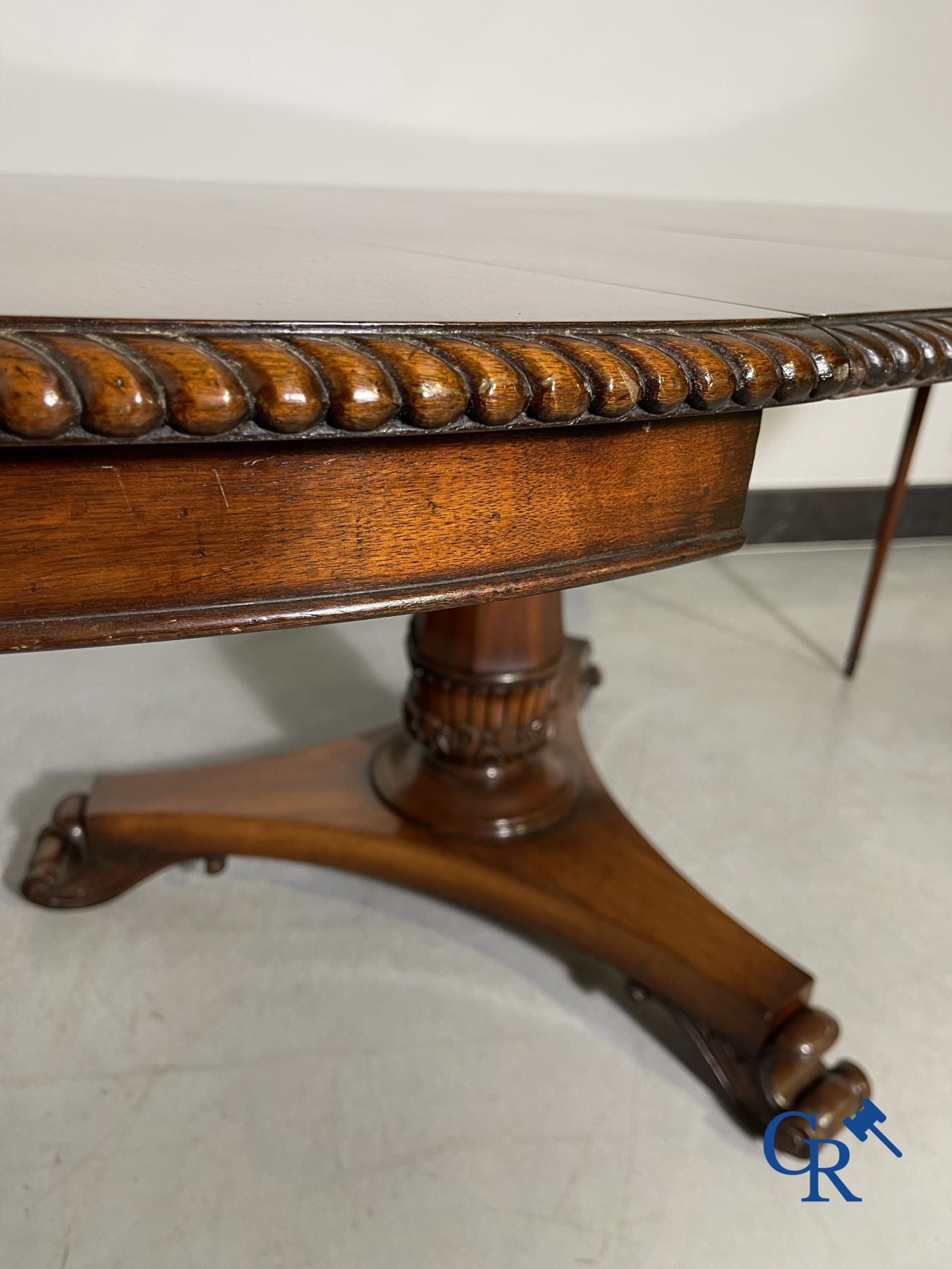 Furniture: English extendable table in mahogany.